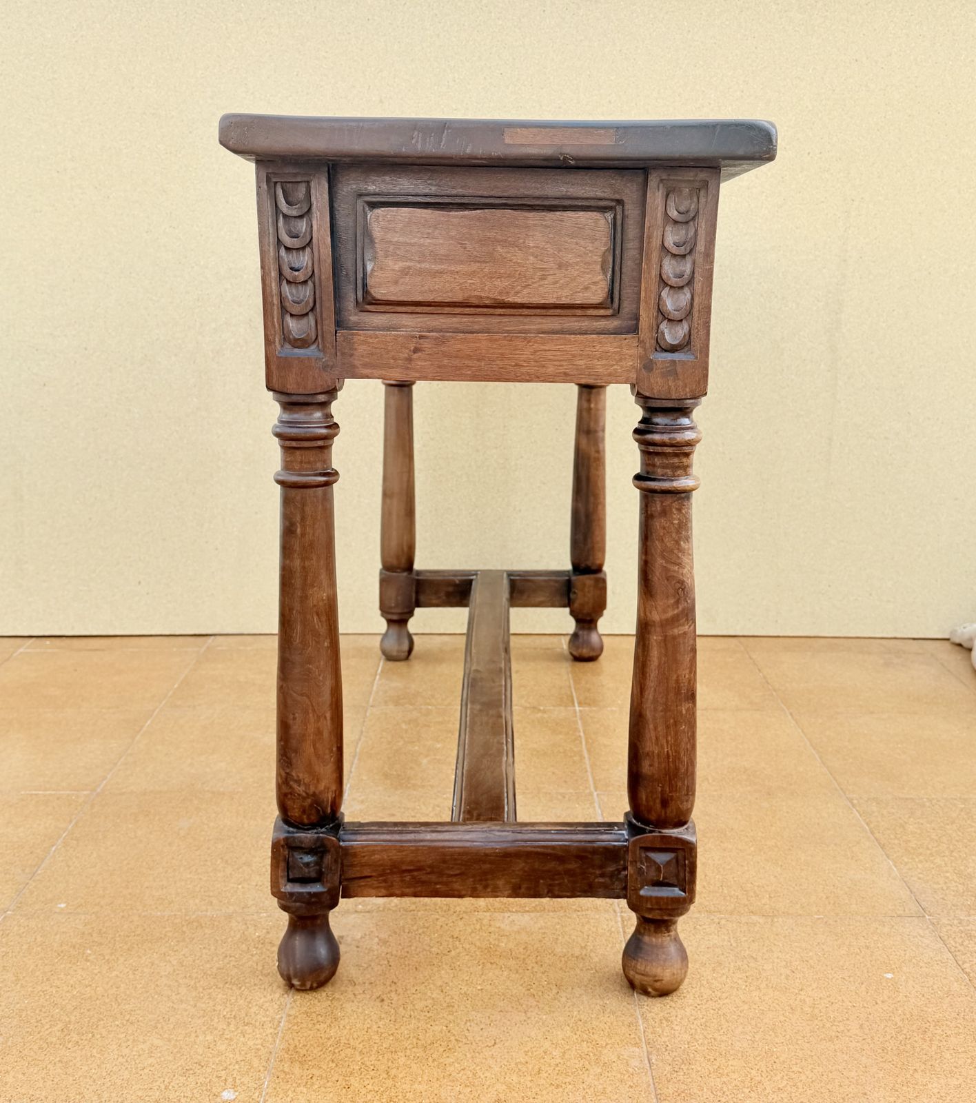 Meubels Spaanse walnoten consoletafel met geometrisch gesneden lades, jaren 1920 photo