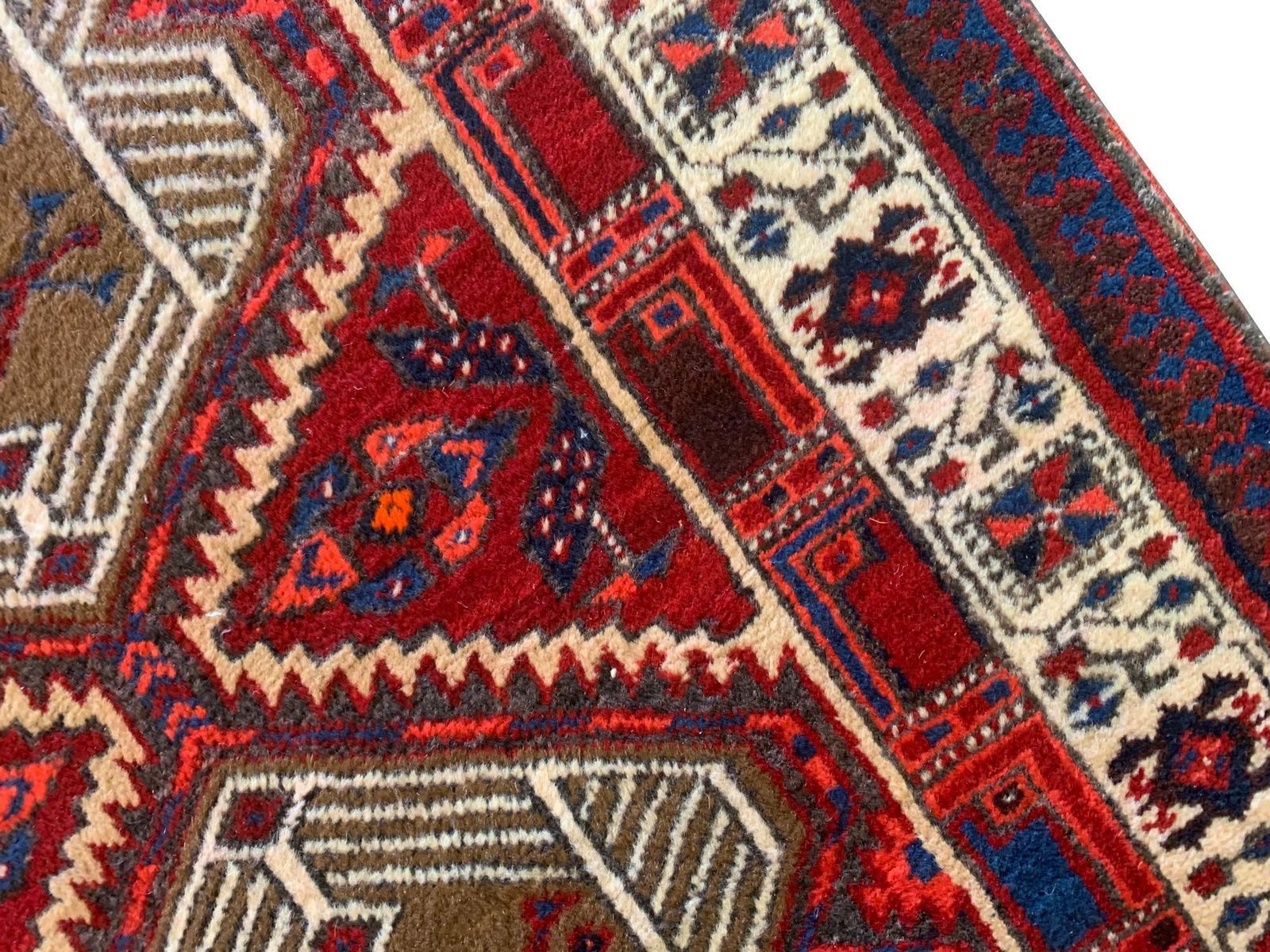 Handgemaakt loperkleed, geometrisch oosters motief, rood wollen tapijt photo buy