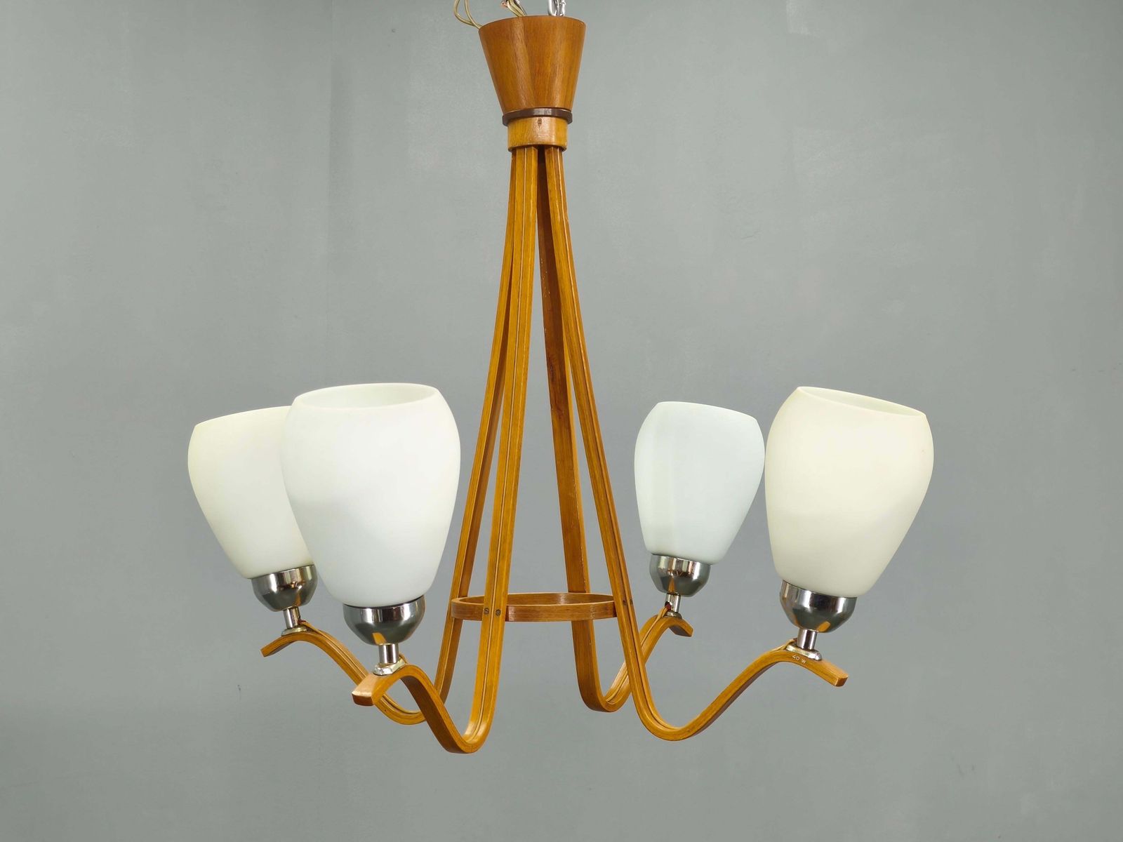 Paire de lustres mid-century modern en bois et verre par Dřevo Humpolec, Tchécoslovaquie photo Luminaires