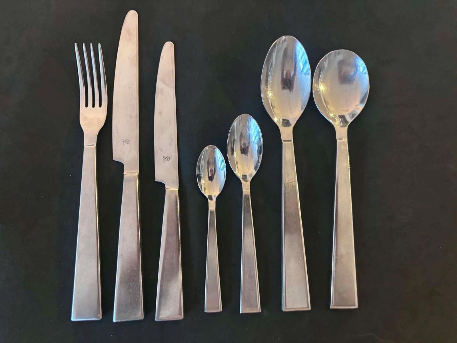 Jasper Conran Etched 7-delig bestekset voor één persoon, Wedgwood modernistisch roestvrijstalen bestek, designer couvert photo Woonaccessoires