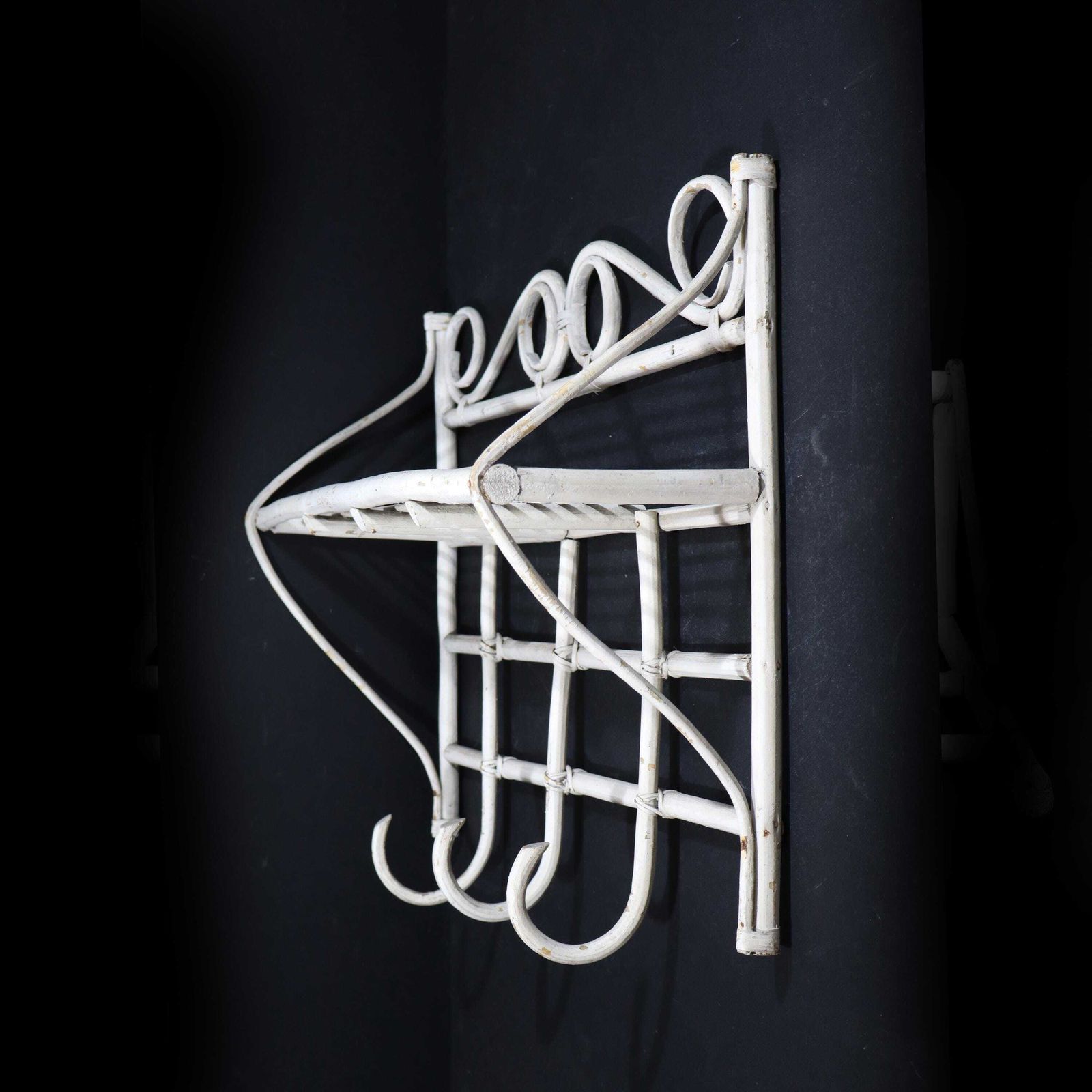 photo furniture Étagère murale vintage française en bambou blanc avec crochets