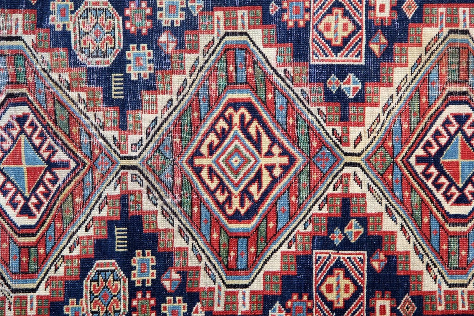 Antiek loper wollen oosters tapijt, Kaukasisch handgemaakt kleed photo Textiel