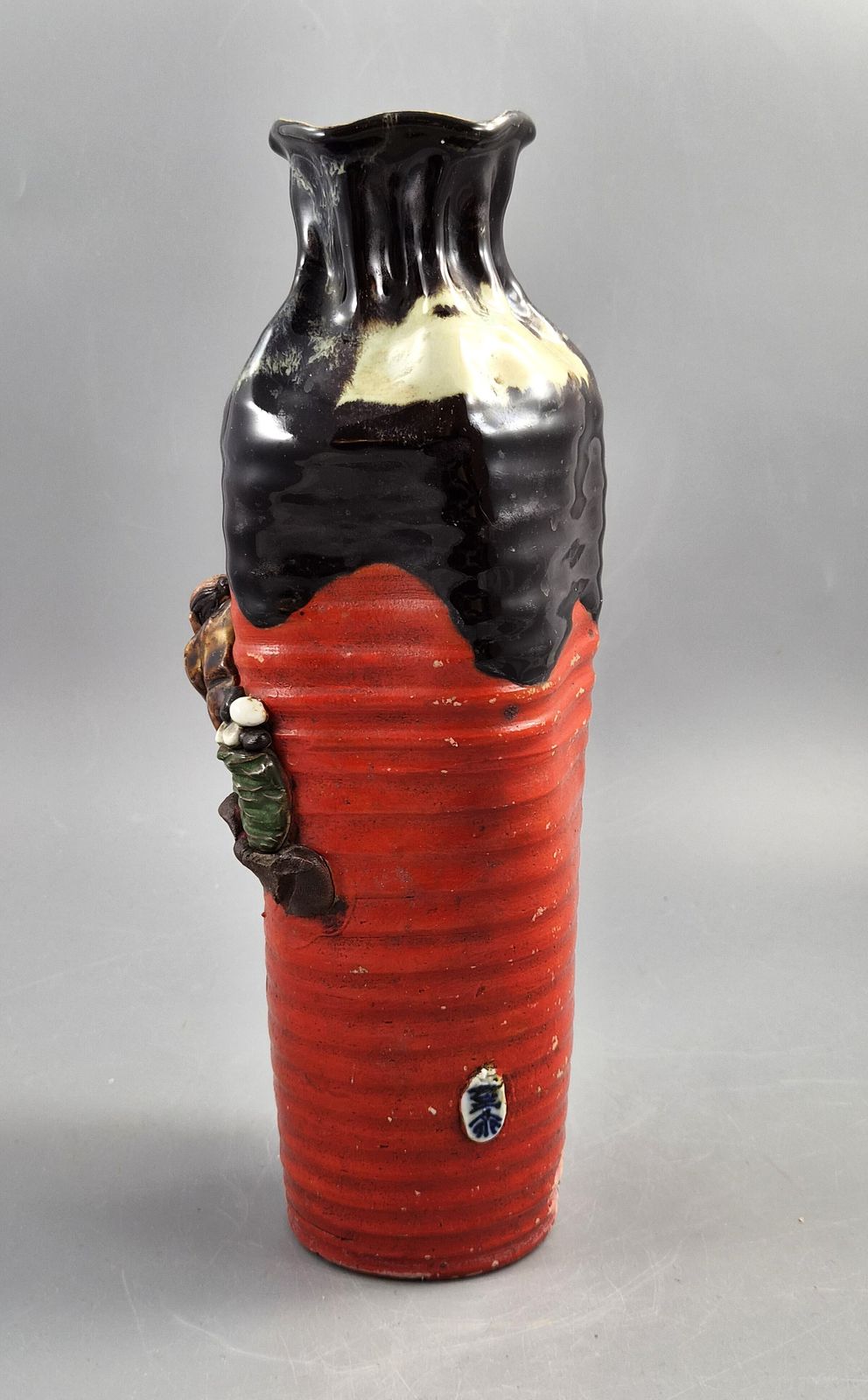 Hoge Japanse Sumida Gawa-vaas van Inoue Ryōsai, wijzen op een klif, Meiji-Taishō ca. 1900 photo for sale