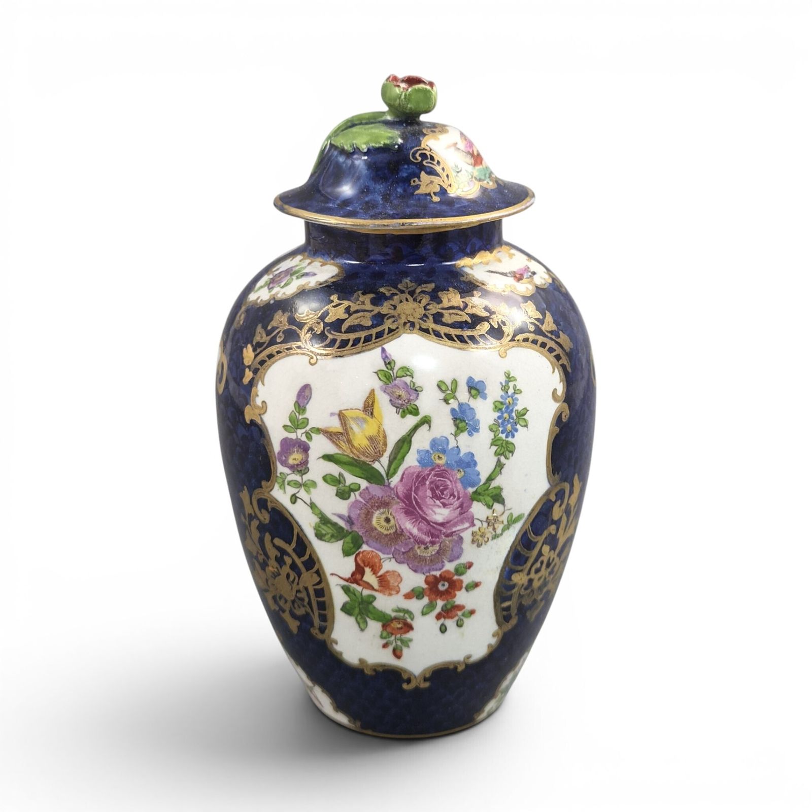Booths Scale Blue gedekte vaas met exotische vogels, ca. 1900