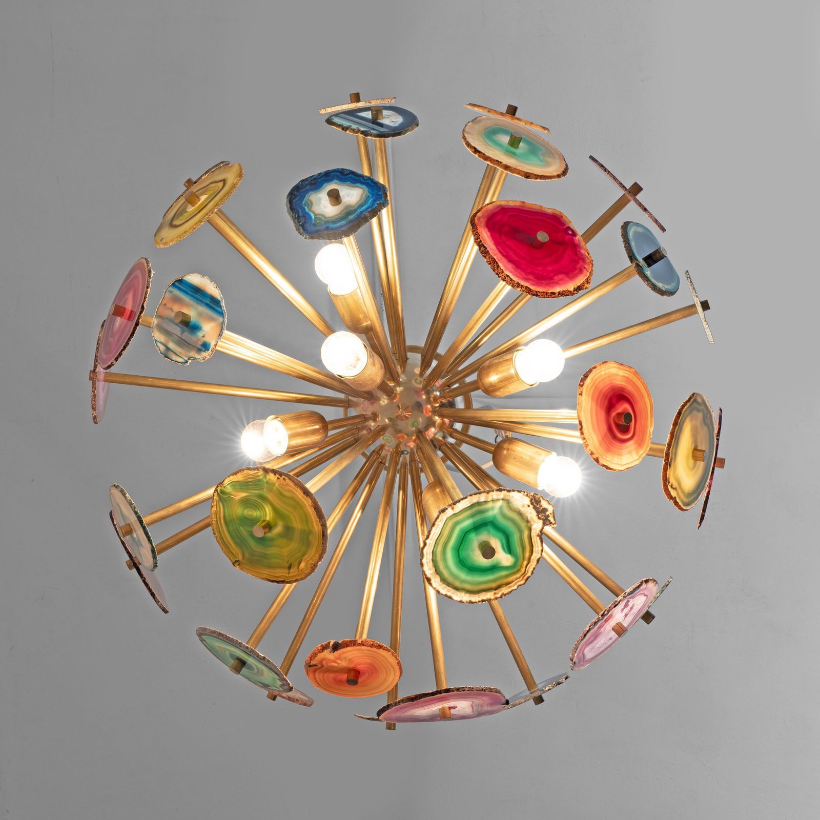 Italiaans ontworpen "Sputnik" plafondlamp met agaatsteensecties en messing photo Verlichting