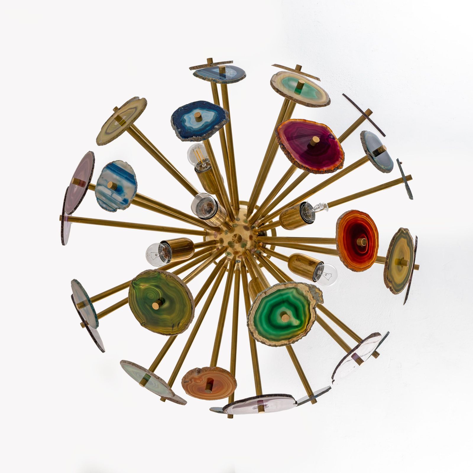 Italiaans ontworpen "Sputnik" plafondlamp met agaatsteensecties en messing photo vinterior