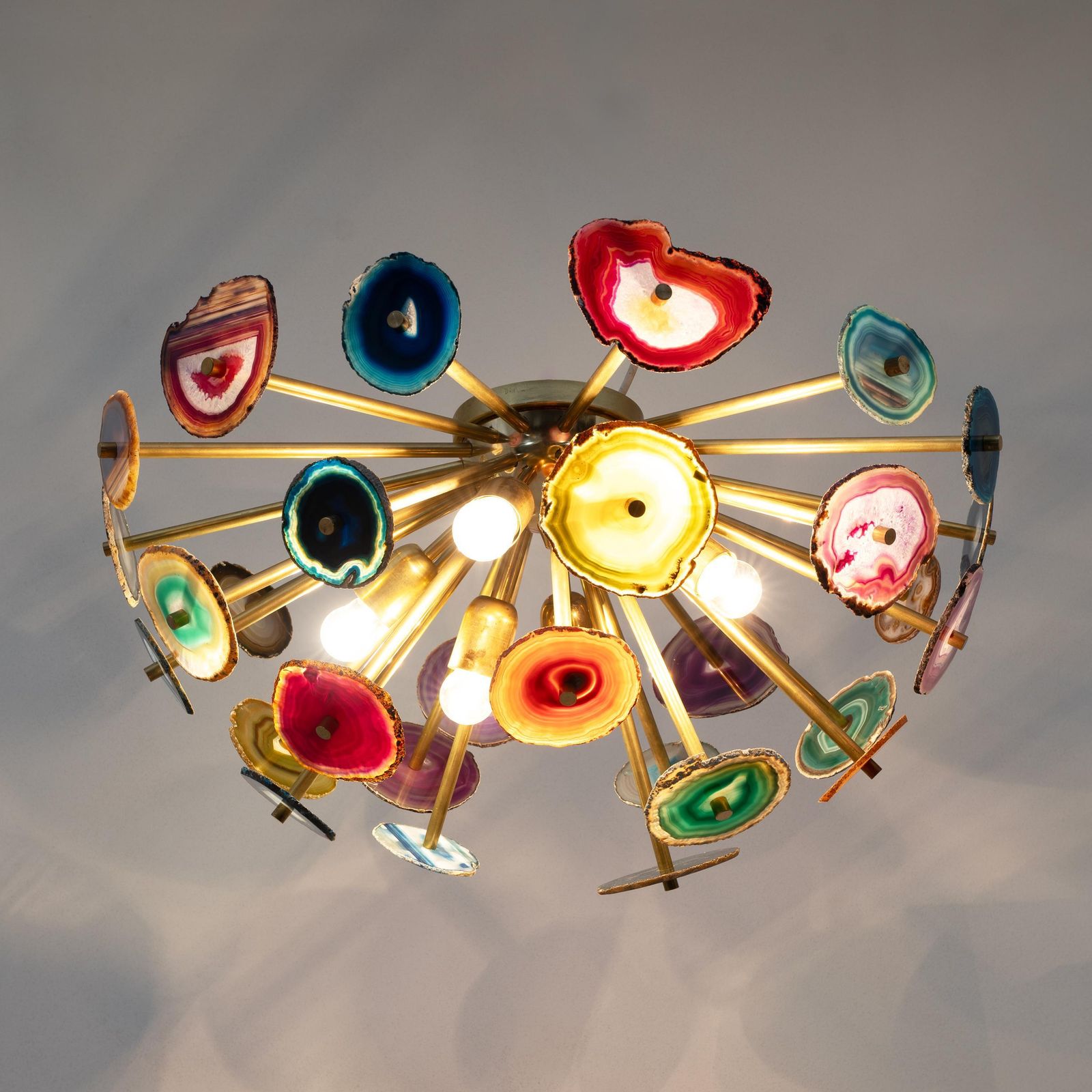 Italiaans ontworpen "Sputnik" plafondlamp met agaatsteensecties en messing photo vintage