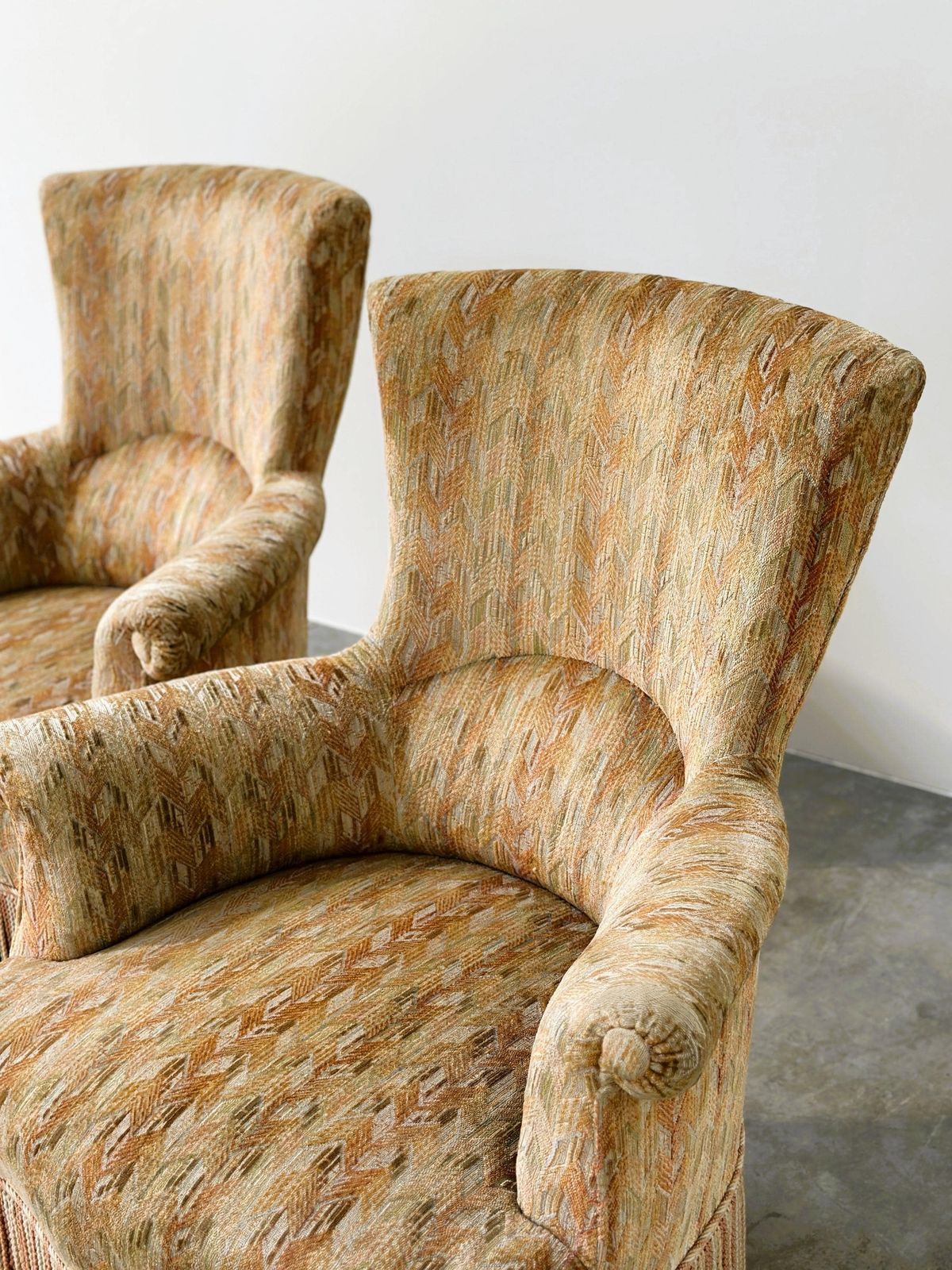 photo for sale Stel sculptural Hollywood Regency fauteuils met franjerok, jaren 1970
