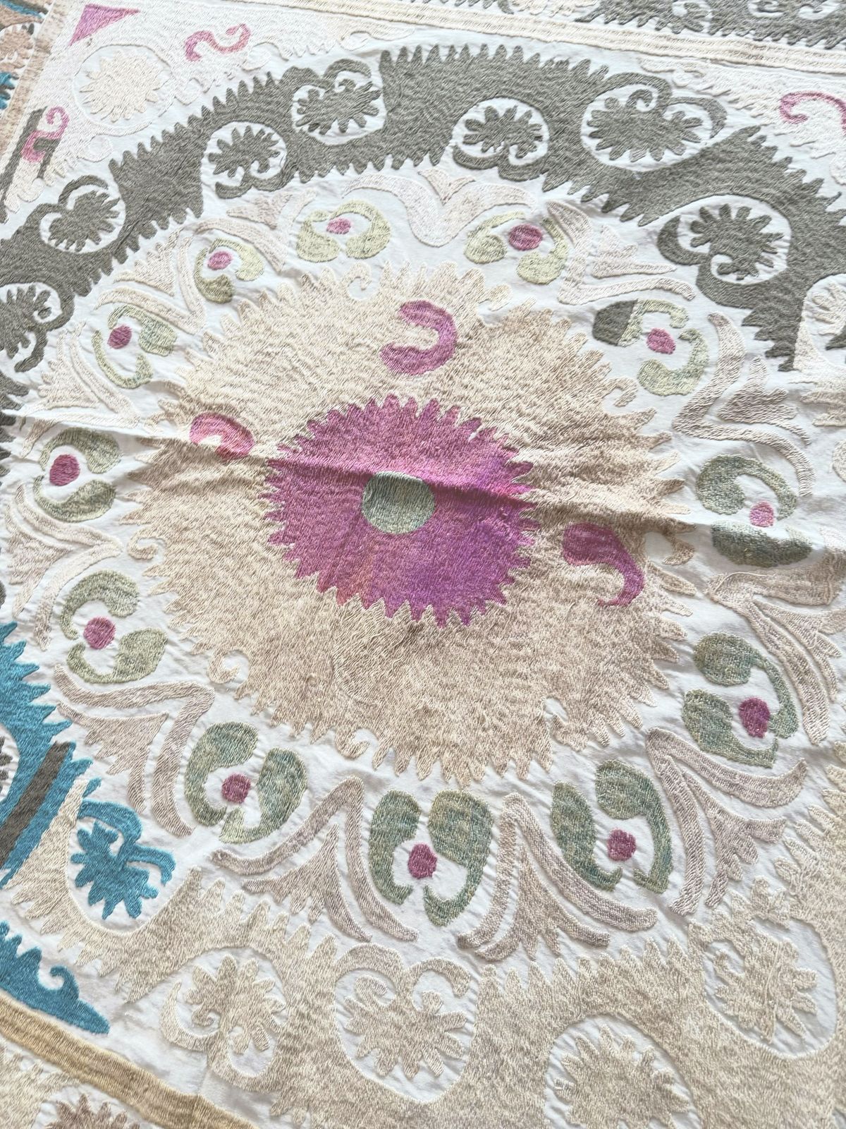photo furniture Boho Neutraal Beige Suzani uit Centraal-Azië 134 x 142 cm