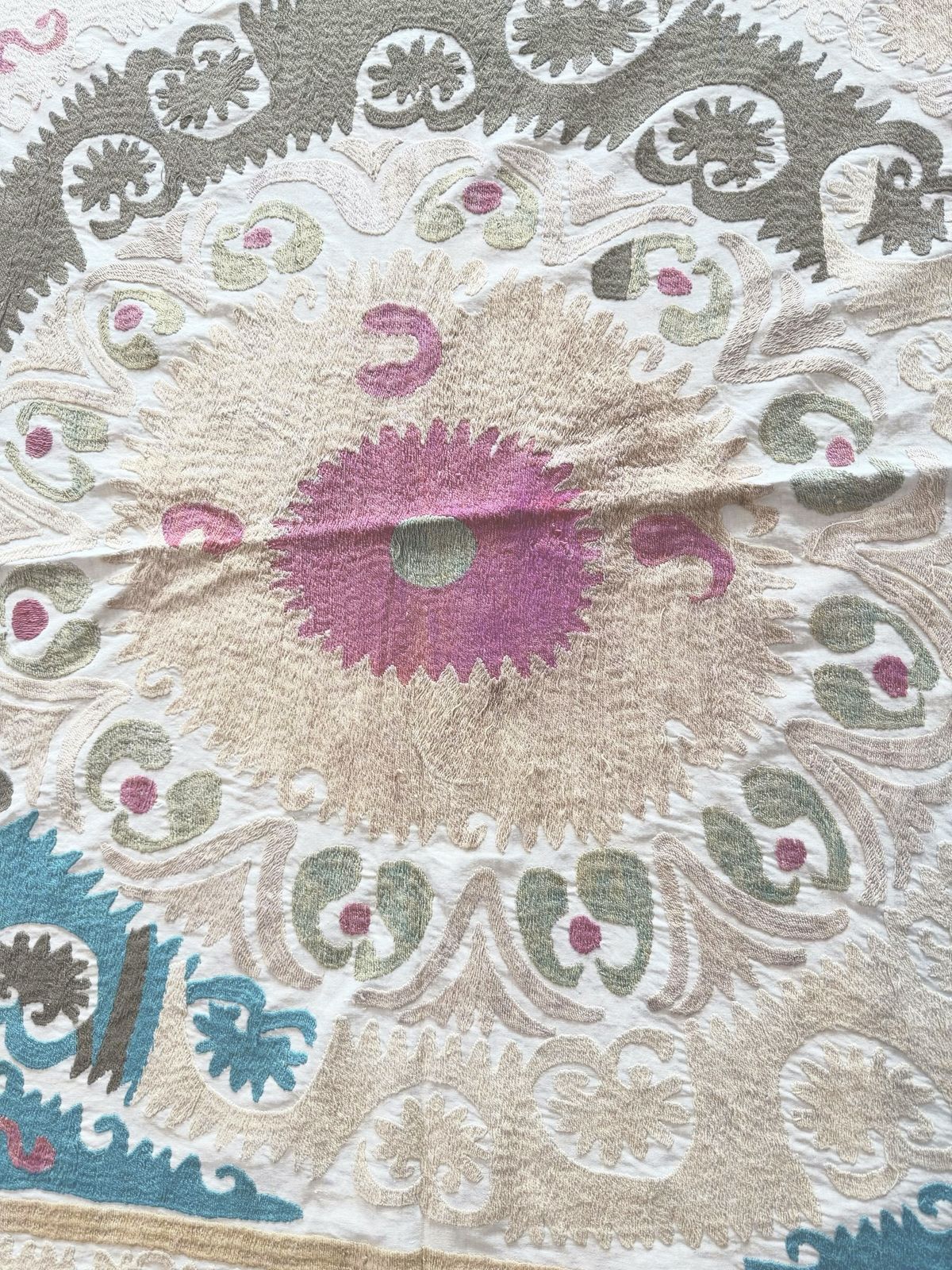 photo for sale Suzani boho beige neutre d'Asie centrale, 134 x 142 cm