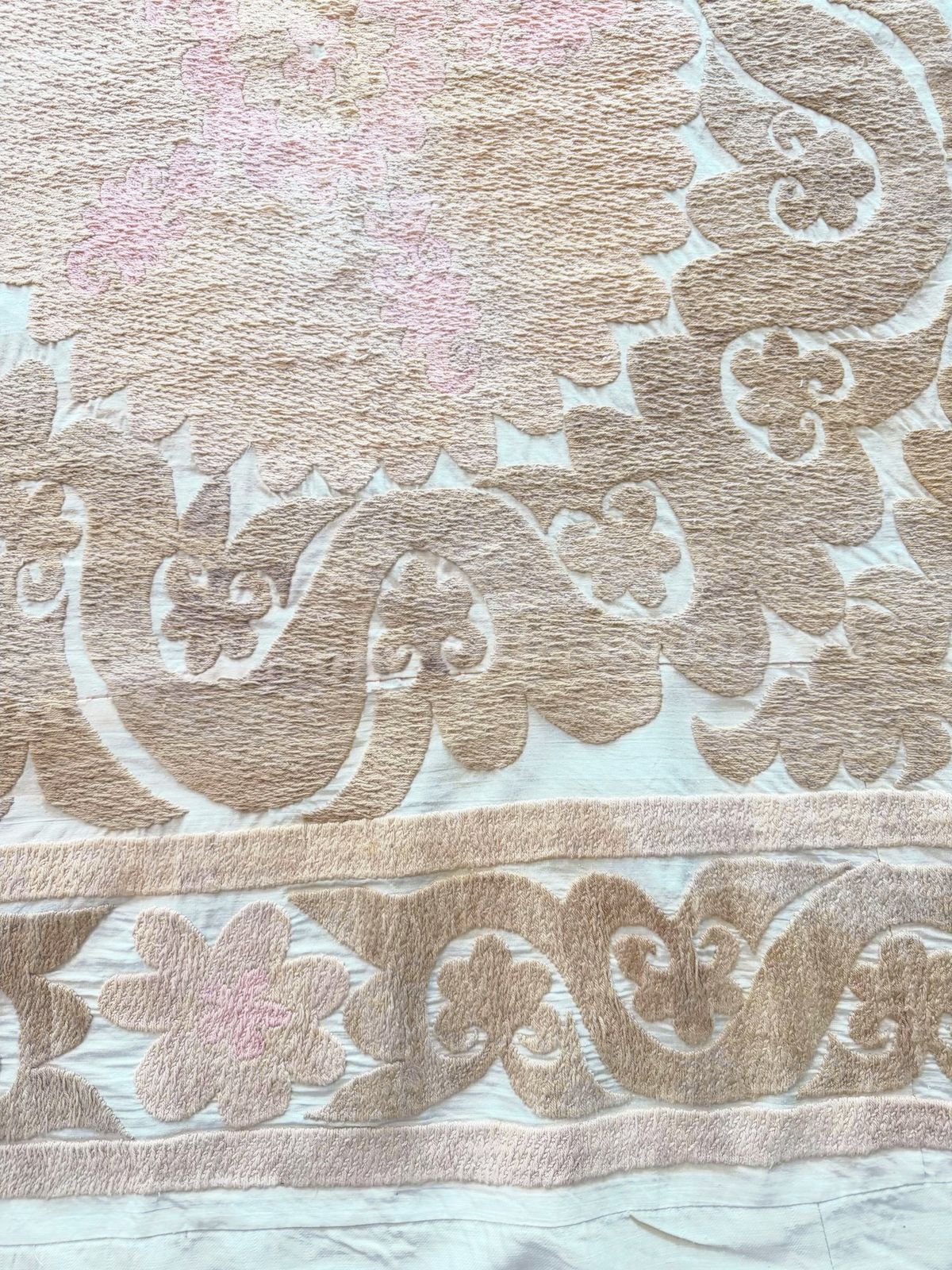 photo vintage Vintage Suzani Tafelkleed uit Bukhara, 132 x 153 cm