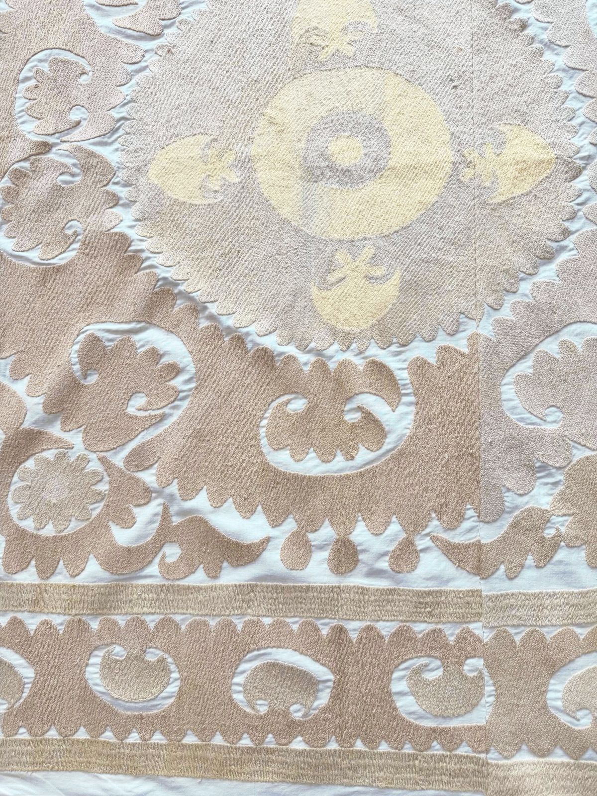 Nappe suzani de Tachkent, textile brodé à la main, 125 x 132 cm photo vinterior
