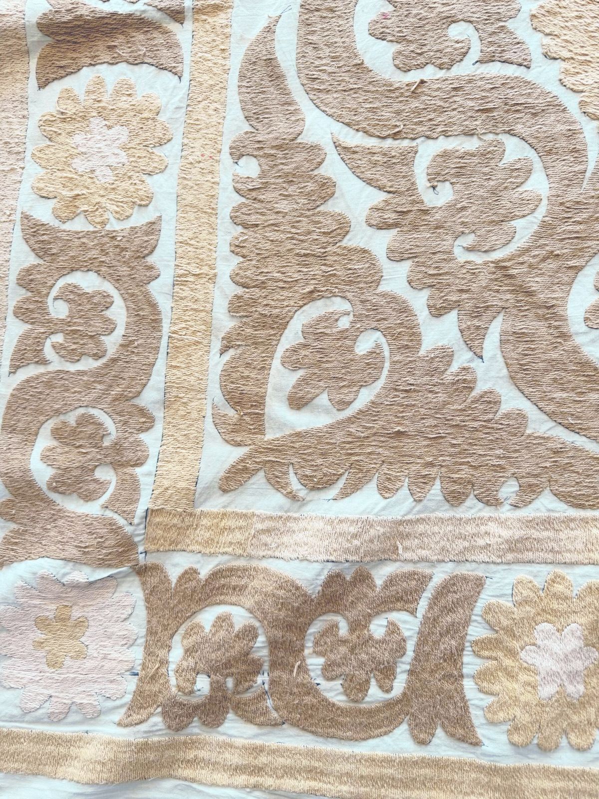 photo for sale Suzani geborduurd wandkleed, neutraal beige, Aziatisch borduurwerk, 127 x 135 cm