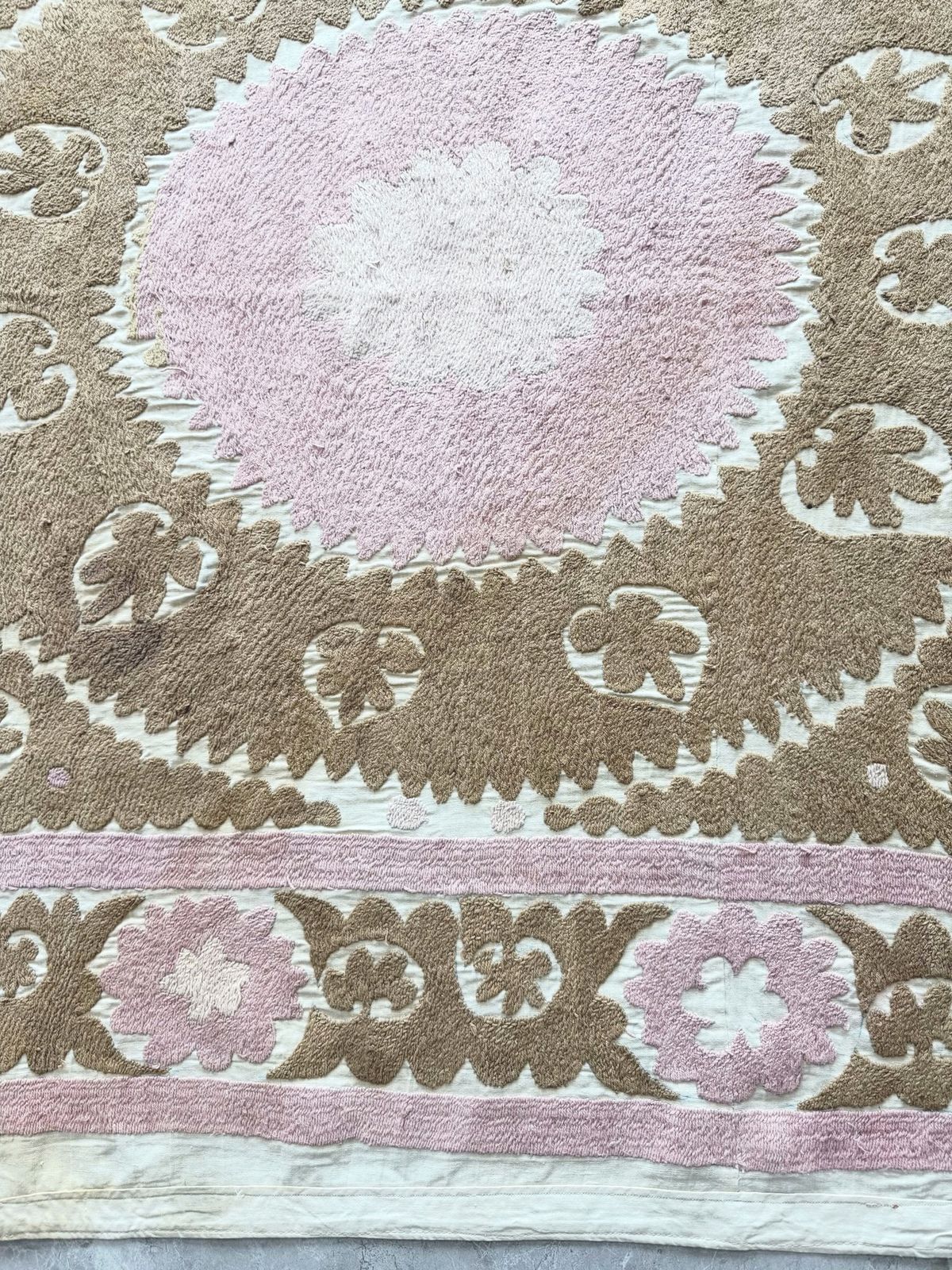 Neutrale Beige Suzani Textiel Wanddecoratie 123 x 124 cm photo for sale