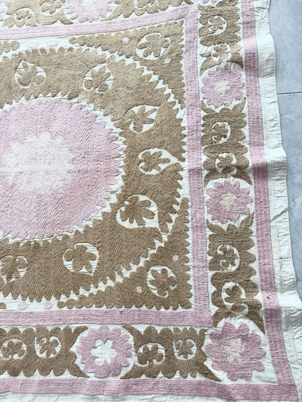 Neutrale Beige Suzani Textiel Wanddecoratie 123 x 124 cm photo vinterior