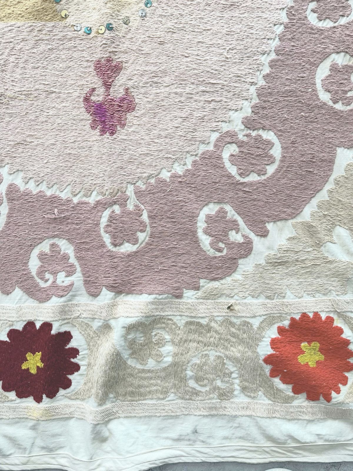 Broderie suzani tribale de Tachkent, décoration murale, 122 x 131 cm photo vinterior