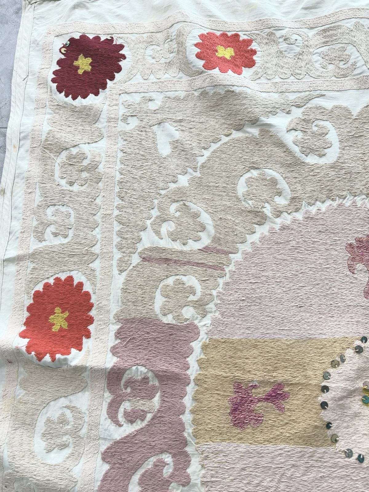 Textiles Broderie suzani tribale de Tachkent, décoration murale, 122 x 131 cm photo