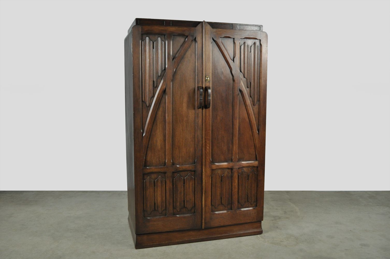 Unieke houten kledingkast uit de jaren 1930, Art Nouveau-stijl.