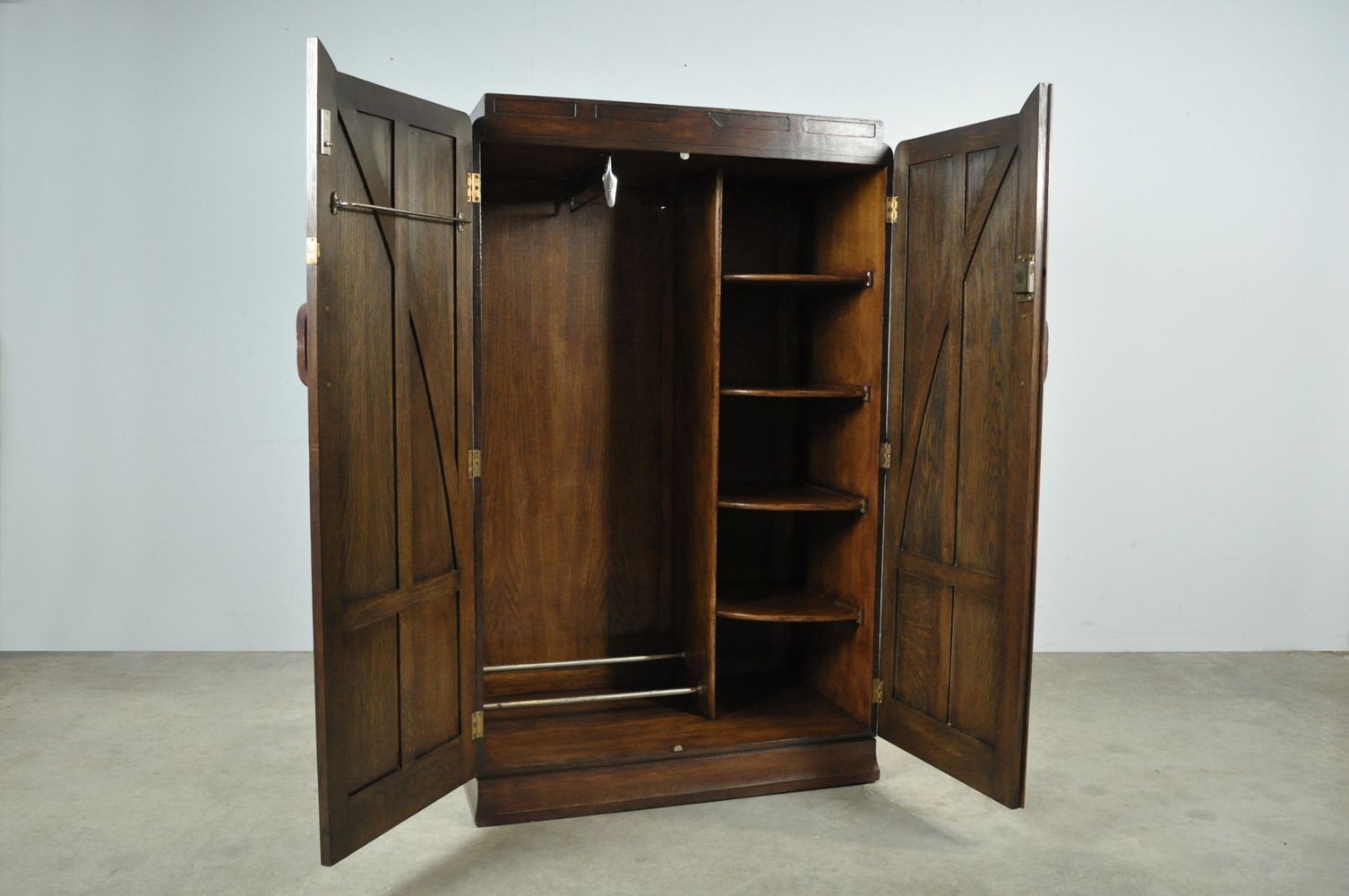 photo furniture Unieke houten kledingkast uit de jaren 1930, Art Nouveau-stijl.