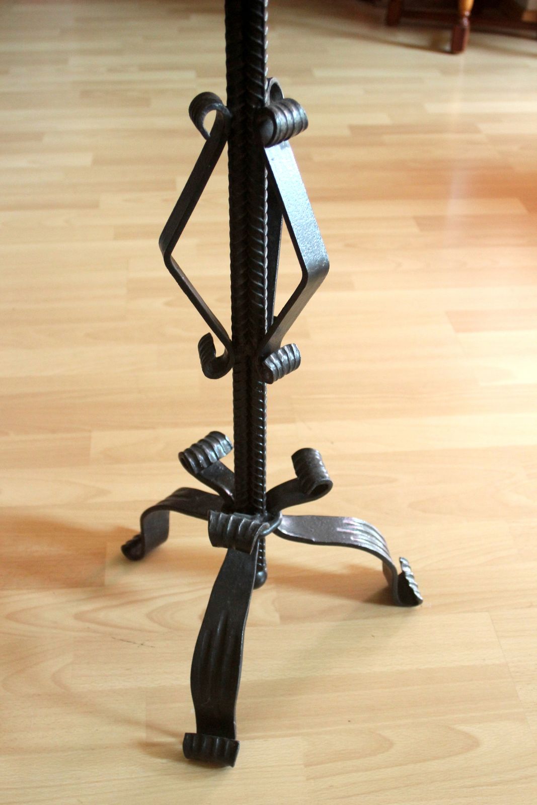 Smeedijzeren kandelaar, zwaar en handgemaakt voor grotere kaarsen – hoogte ca. 68 cm photo Woonaccessoires