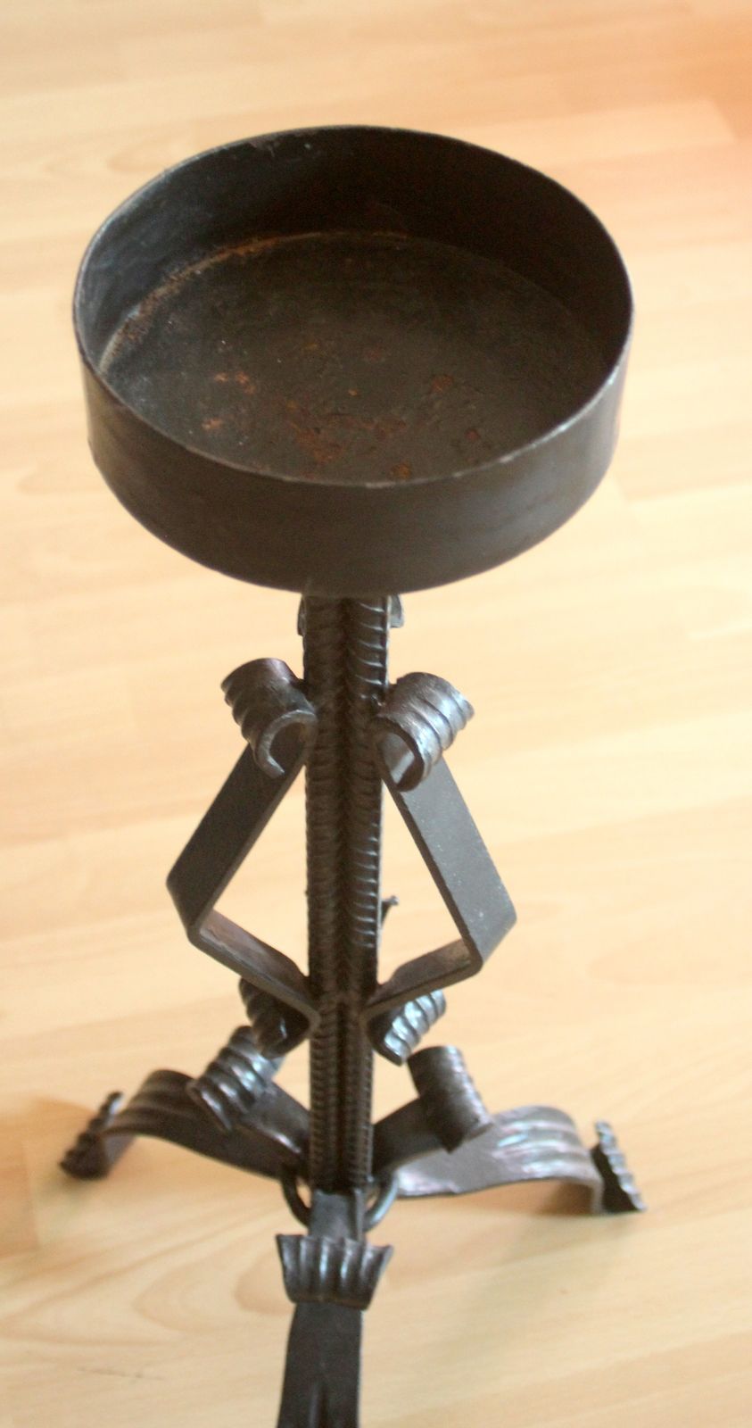 Smeedijzeren kandelaar, zwaar en handgemaakt voor grotere kaarsen – hoogte ca. 68 cm photo 114.0