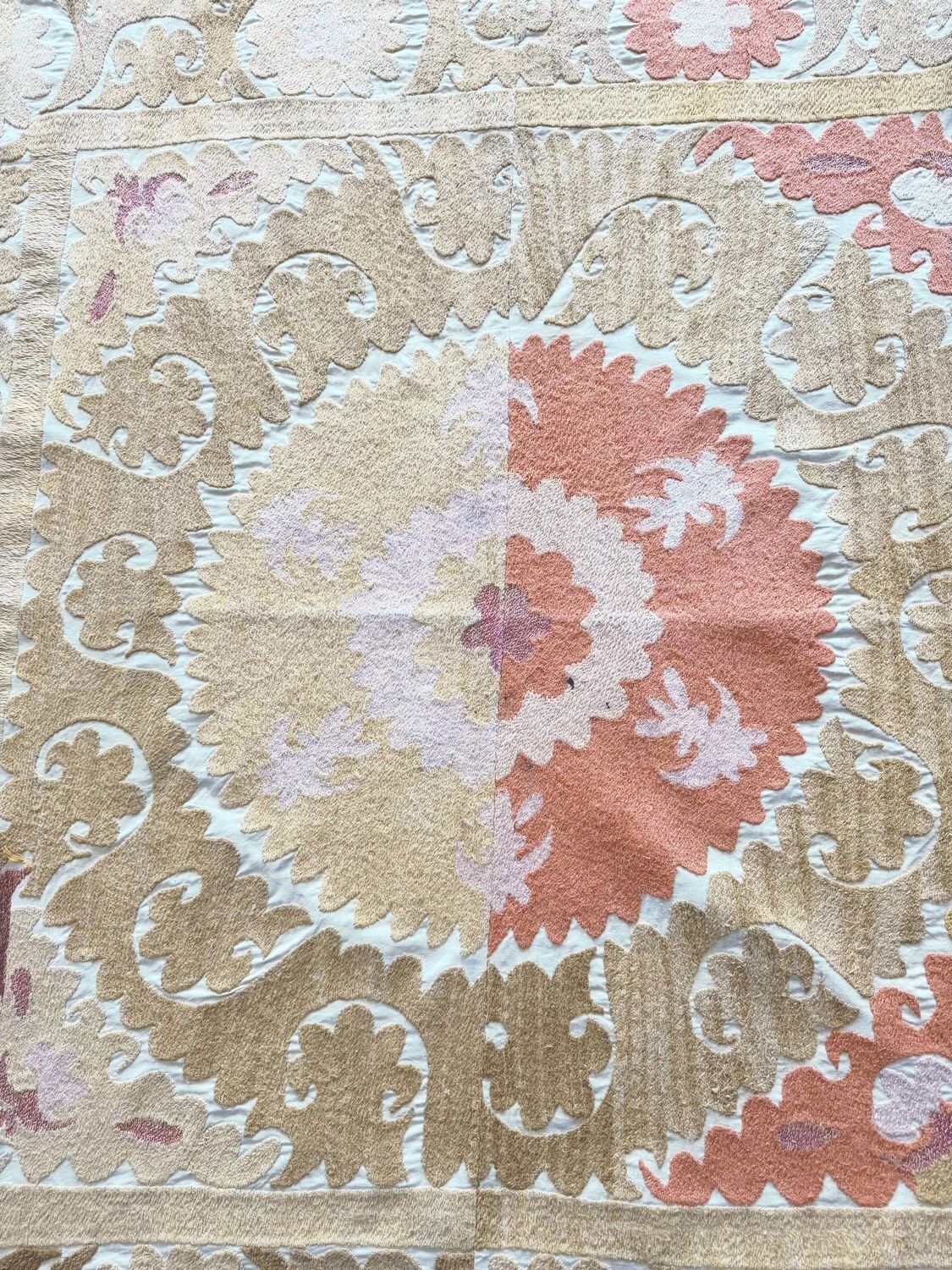 Nappe suzani beige neutre, 115 x 120 cm photo furniture