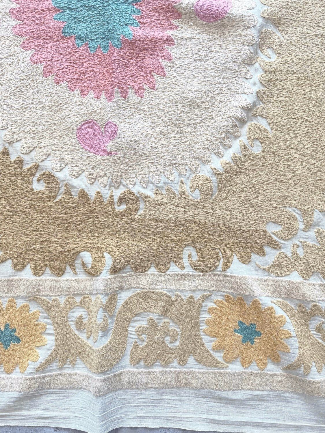 Suzani Tribal Textiel, Neutraal Beige Oezbeeks Tafelkleed, 120 x 138 cm photo for sale