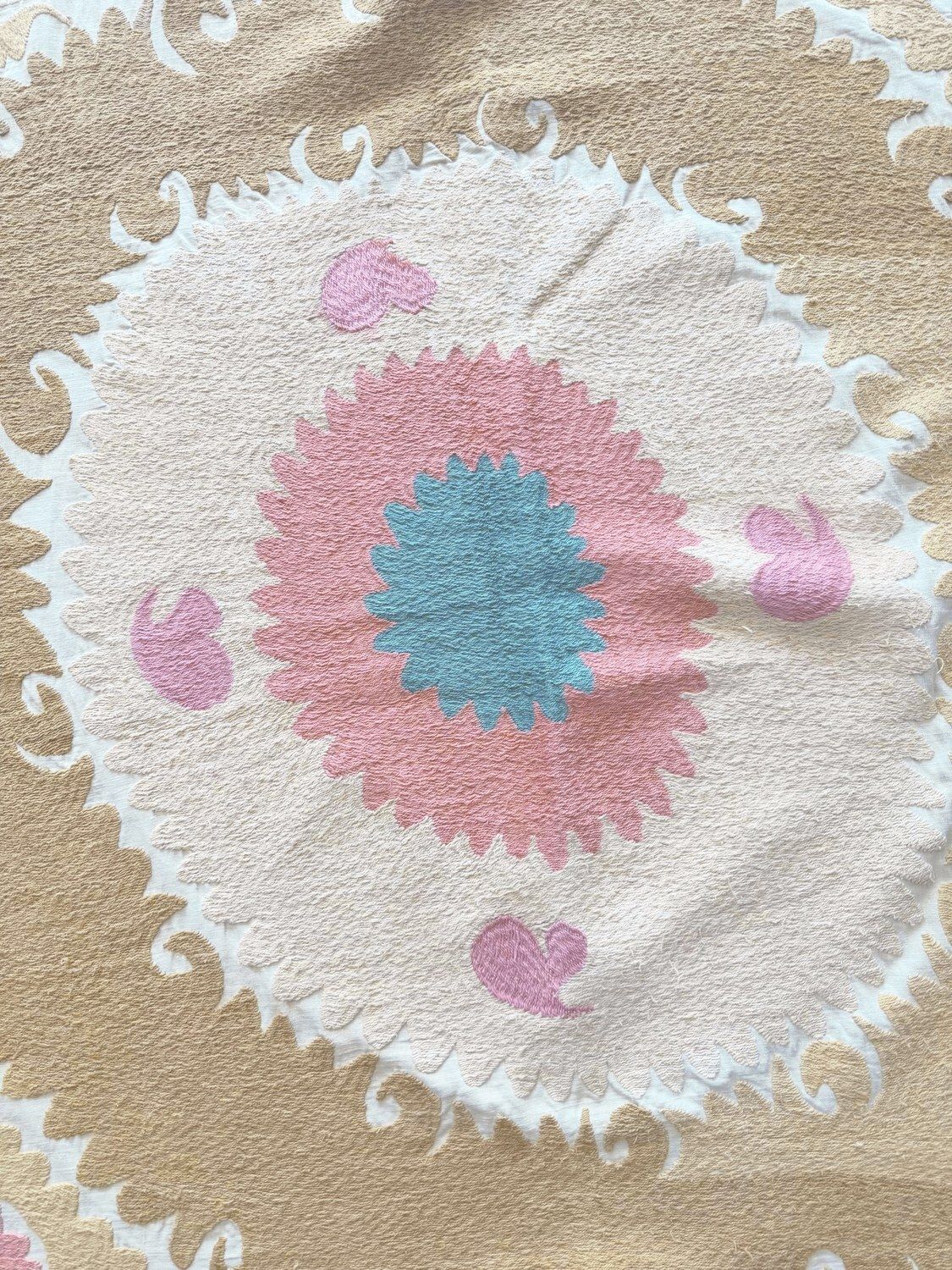 Suzani Tribal Textiel, Neutraal Beige Oezbeeks Tafelkleed, 120 x 138 cm photo vintage