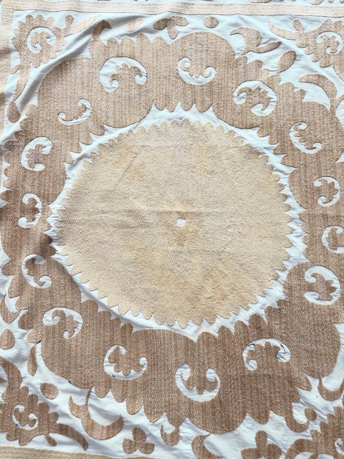 Suzani tribal, broderie faite main, 122 x 135 cm photo furniture