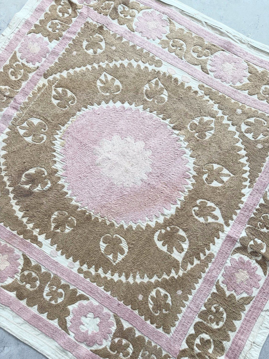 Neutrale Beige Suzani Textiel Wanddecoratie 123 x 124 cm photo 216.0