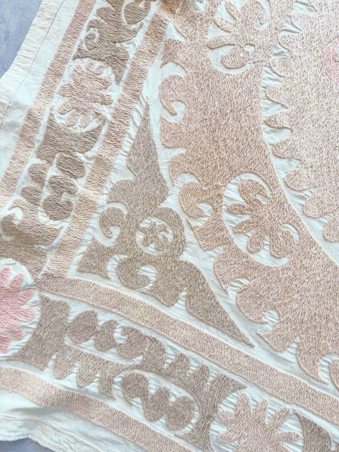 Suzani wanddecoratie, neutraal beige Oezbeeks tafelkleed, 123 x 132 cm photo Textiel