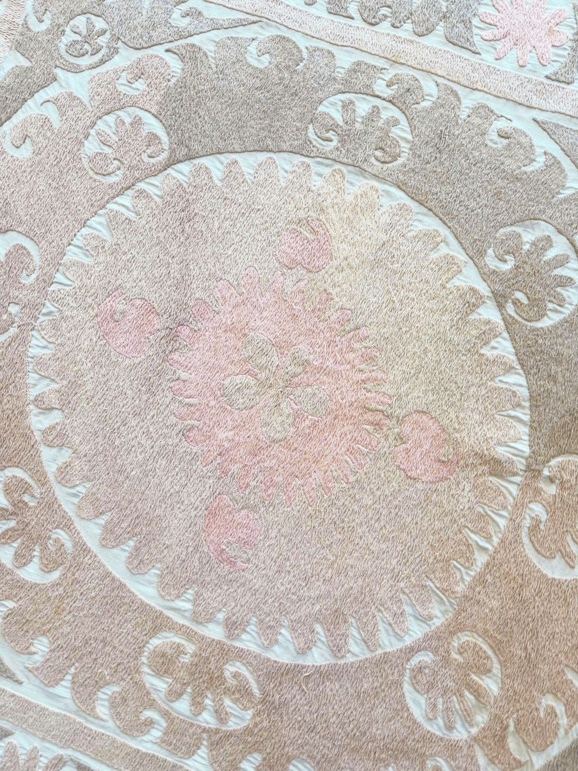 Suzani wanddecoratie, neutraal beige Oezbeeks tafelkleed, 123 x 132 cm photo vintage
