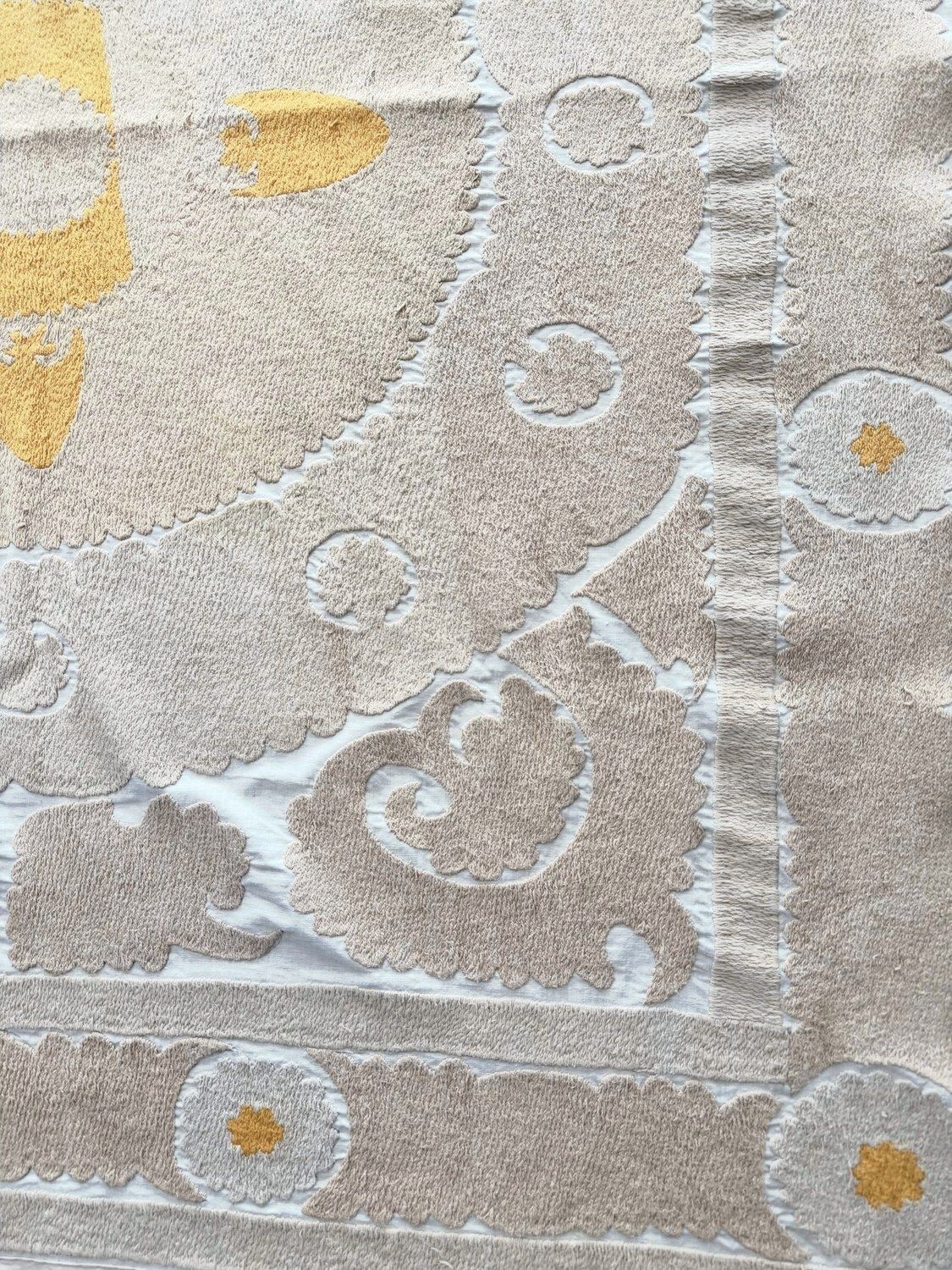 Suzani wandtapijt, neutraal beige Oezbeeks tafelkleed 123 x 147 cm photo Textiel