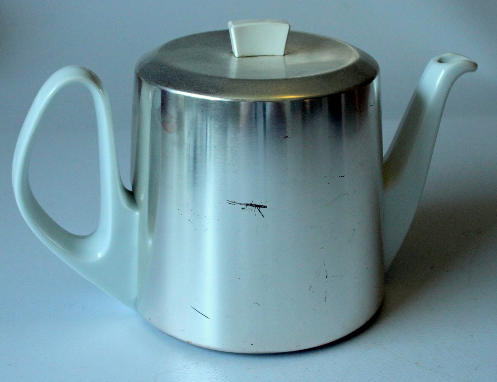 Antiek porseleinen theepot van Bauscher/Weiden, jaren 1930, met geïsoleerde metalen warmhoudkap photo Woonaccessoires
