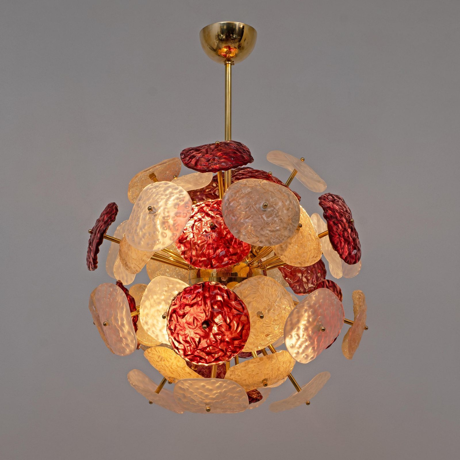 Murano Glas Sputnik Kroonluchter Kersenrood, Wit en Champagne, Messing Constructie photo for sale