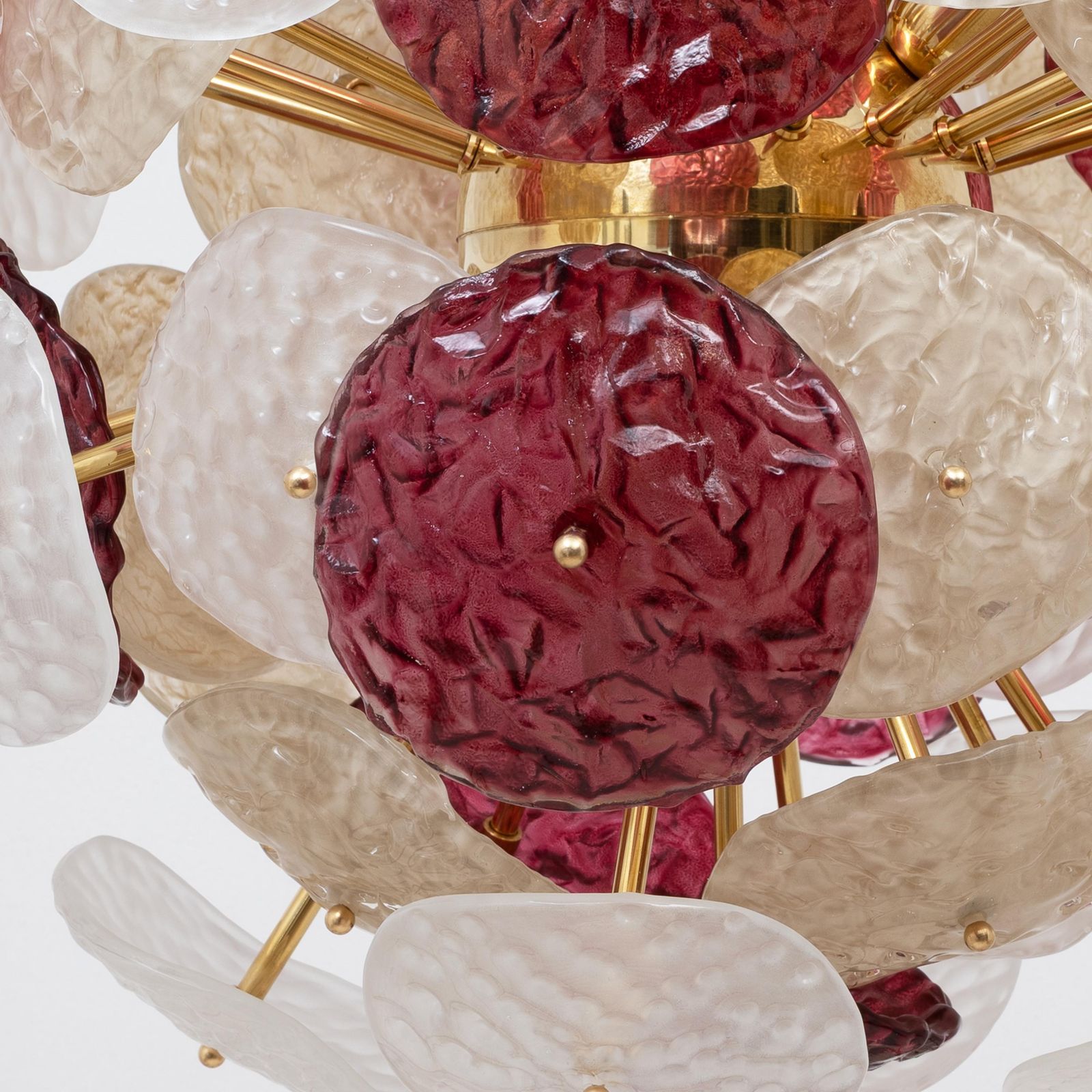 photo for sale Murano Glas Sputnik Kroonluchter Kersenrood, Wit en Champagne, Messing Constructie