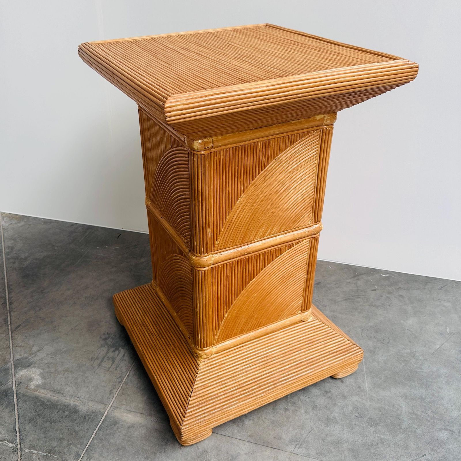 Frans voetstuk van gespleten bamboe, jaren 1970 photo furniture