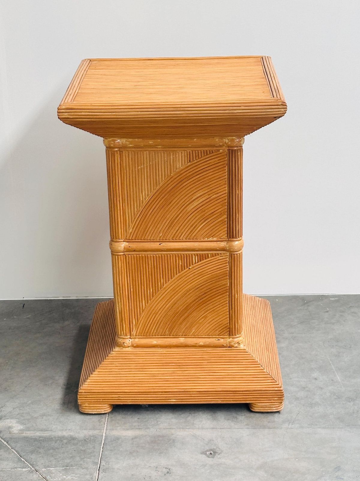 photo furniture Frans voetstuk van gespleten bamboe, jaren 1970