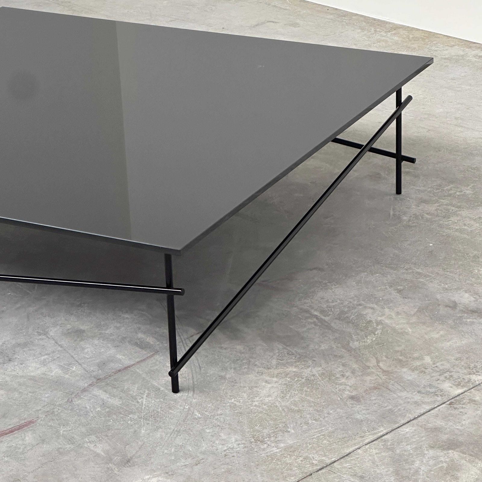 Minimalistische salontafel van zwart glas met industrieel metalen onderstel photo furniture