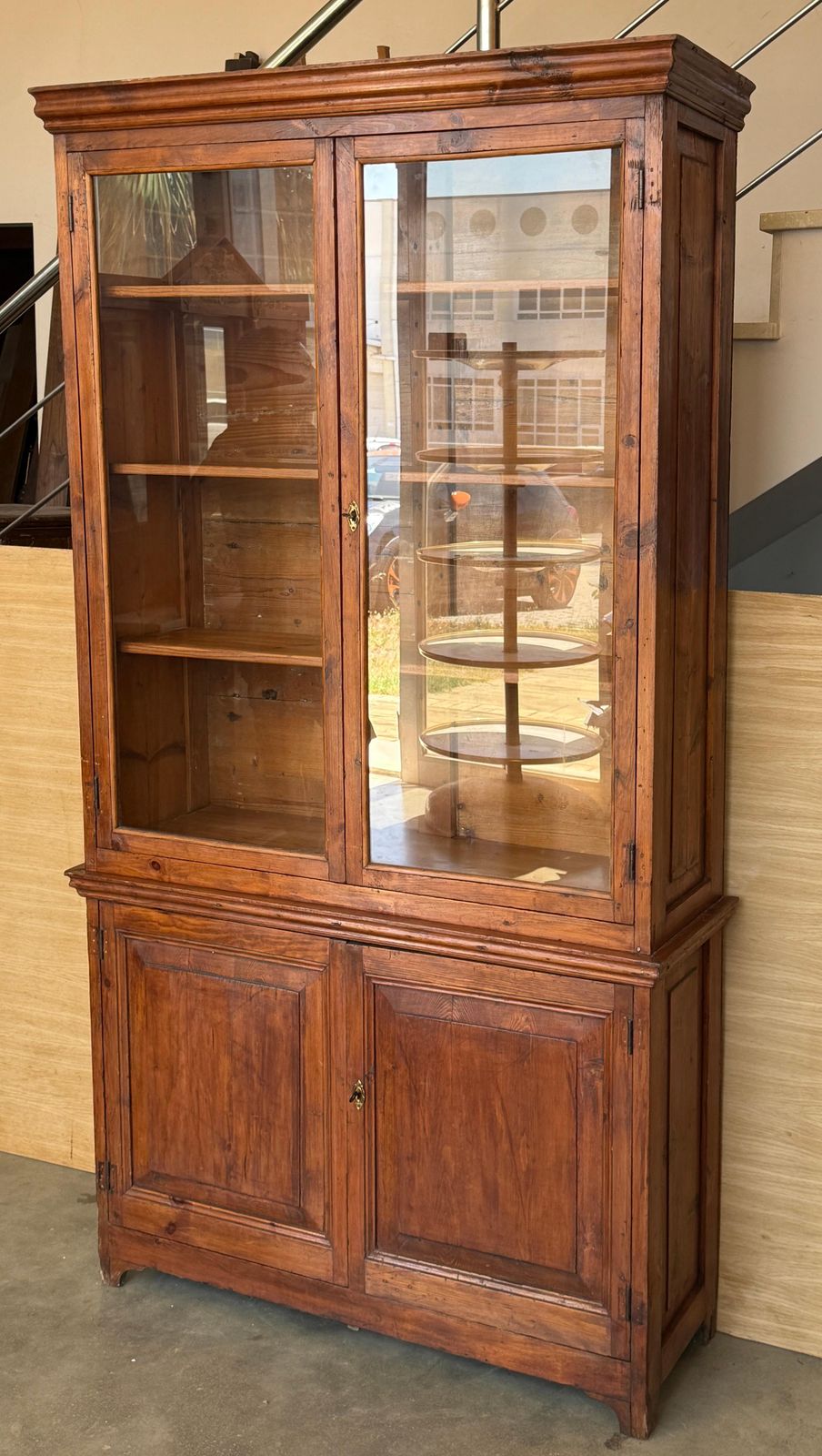 Vitrine de style provincial français avec rangement inférieur et trois étagères photo for sale
