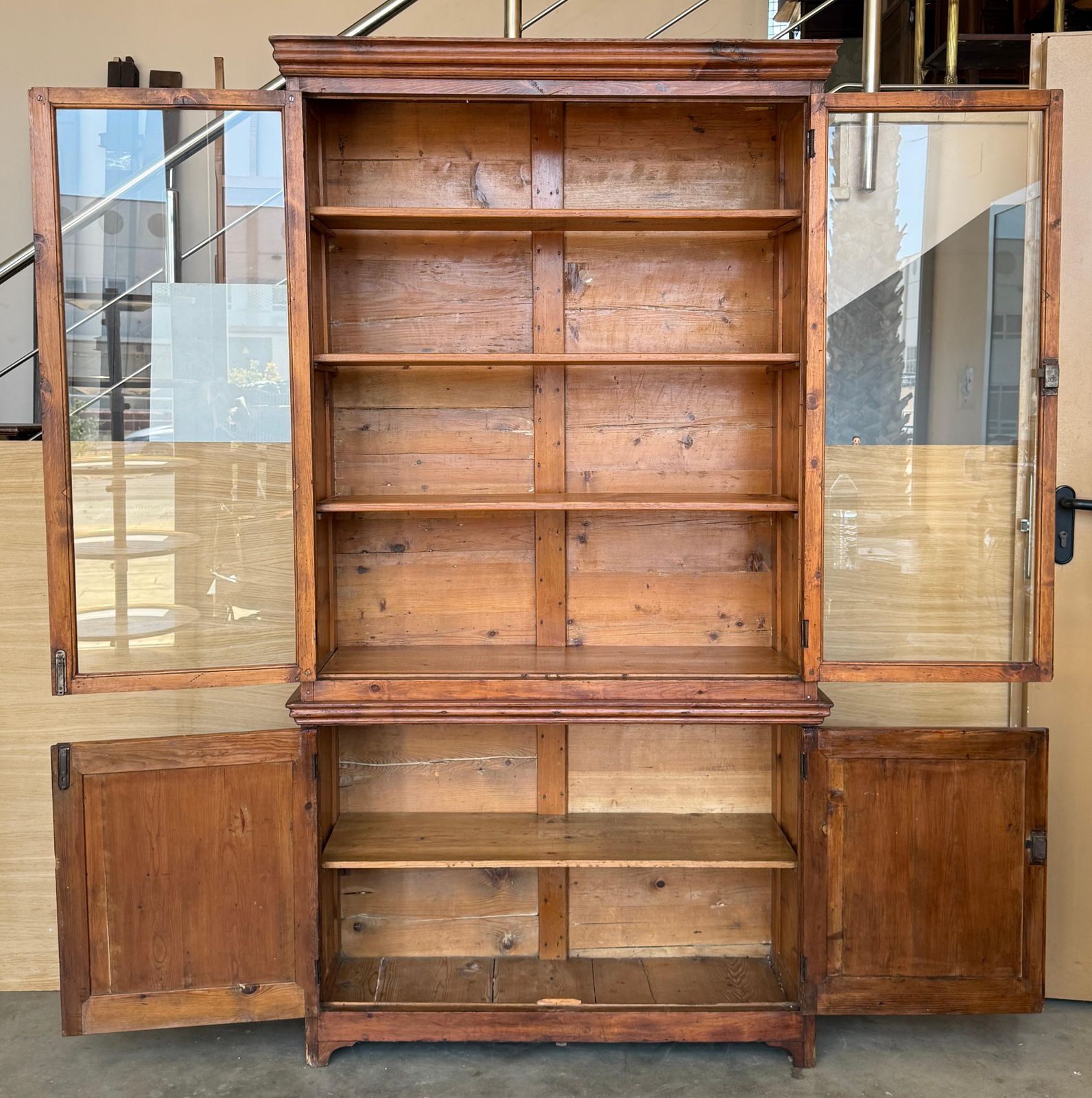Vitrine de style provincial français avec rangement inférieur et trois étagères photo vinterior