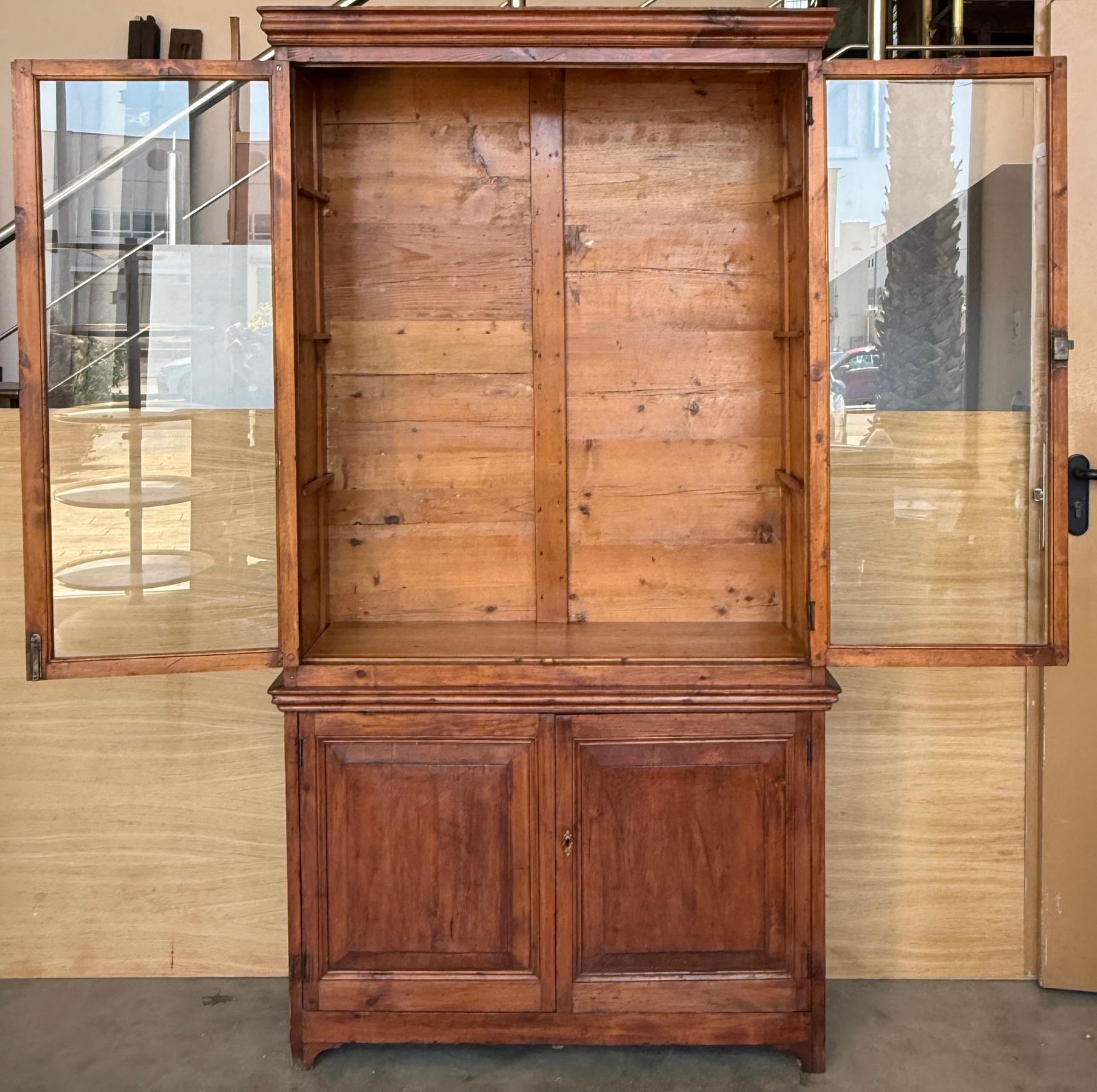 photo buy Vitrine de style provincial français avec rangement inférieur et trois étagères