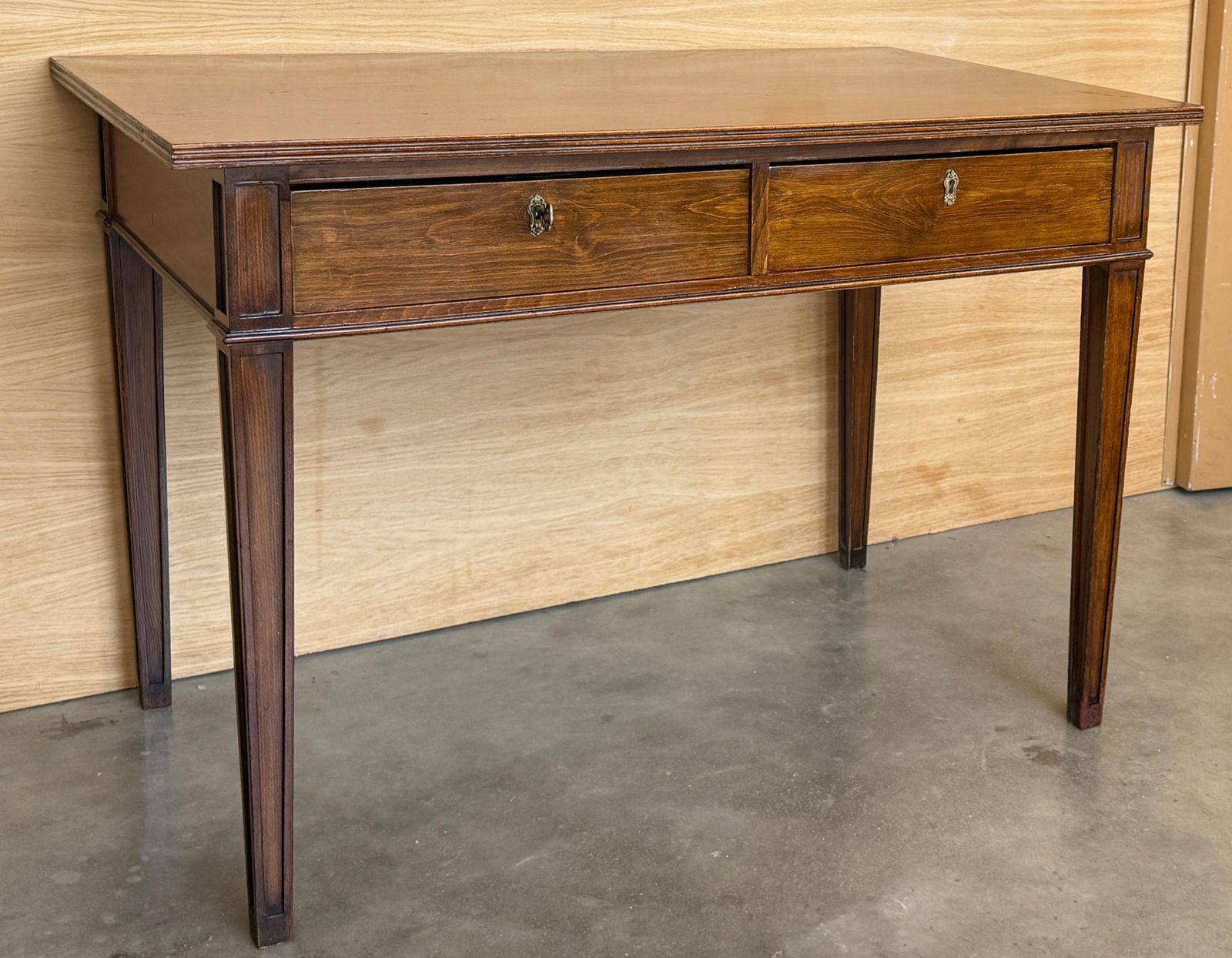 Bureau à deux tiroirs de style classique français, en noyer foncé photo for sale