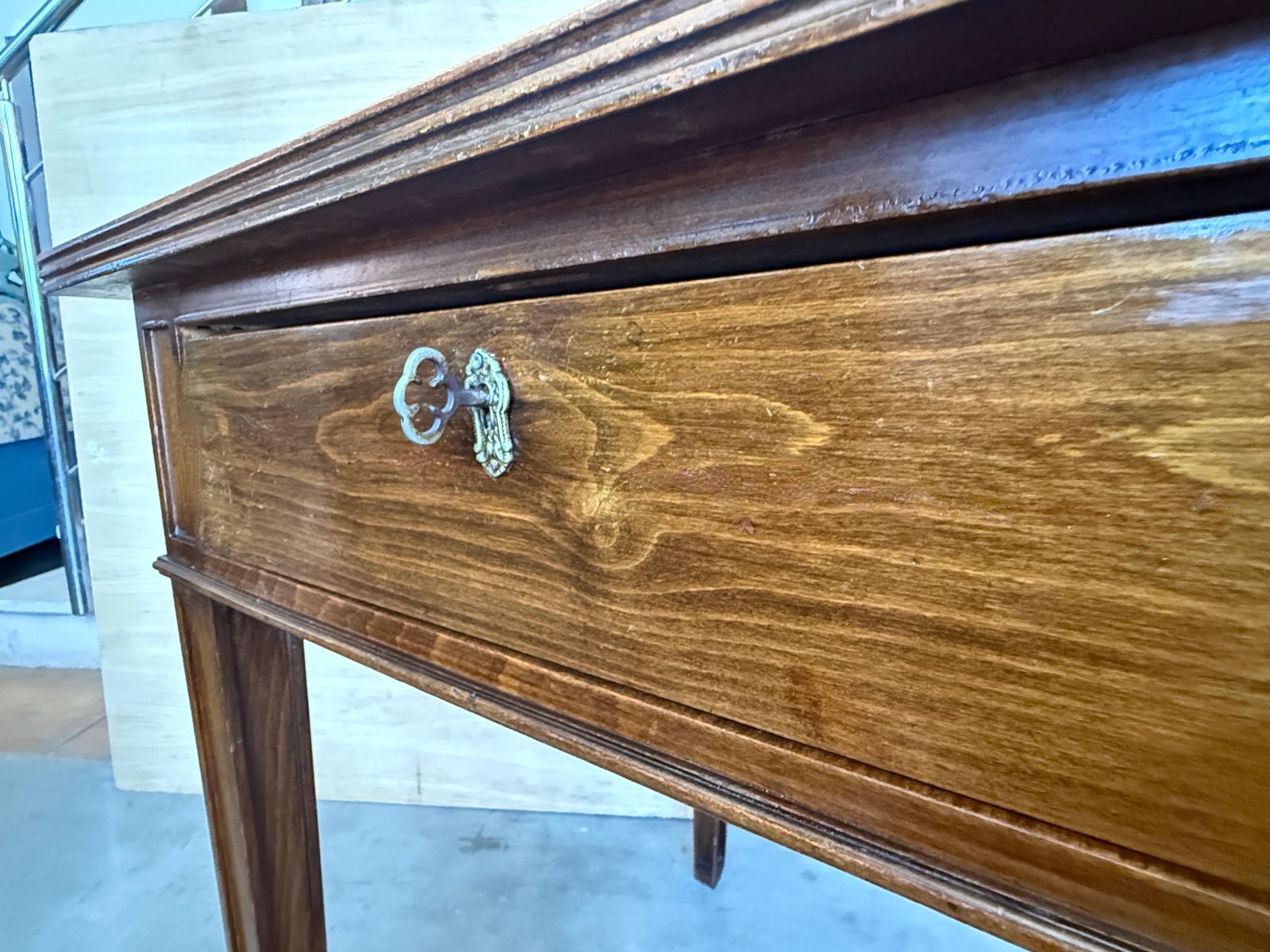 Bureau à deux tiroirs de style classique français, en noyer foncé photo buy