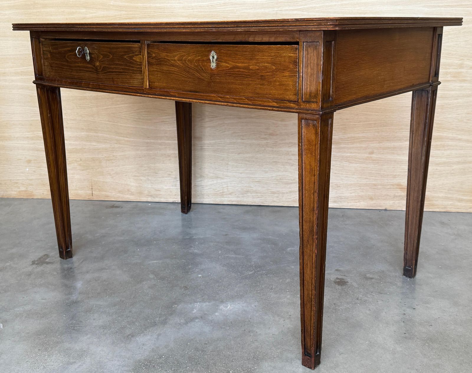photo furniture Bureau à deux tiroirs de style classique français, en noyer foncé