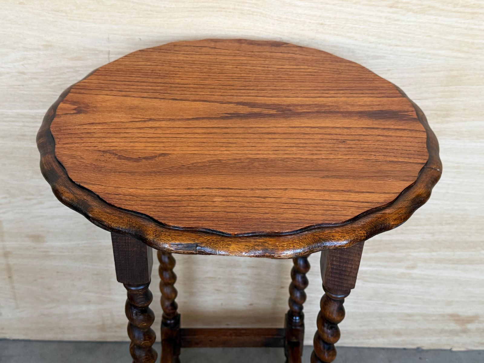 Table d'appoint en bois massif, pied central, pieds torsadés et ébonisé photo for sale