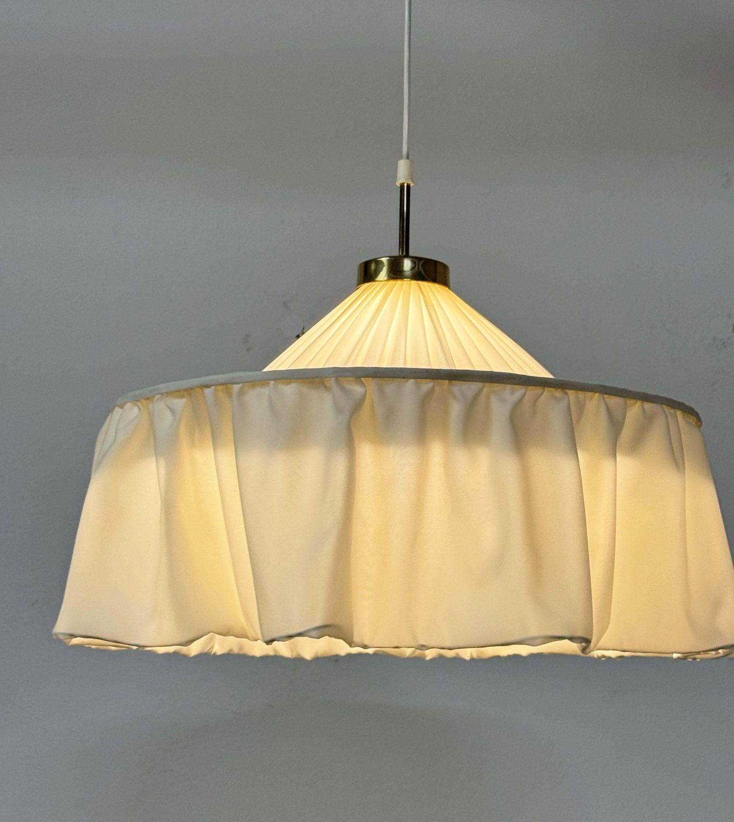 Zeldzame Josef Frank crèmekleurige zijden hanglamp, ca. jaren 1950 photo vintage