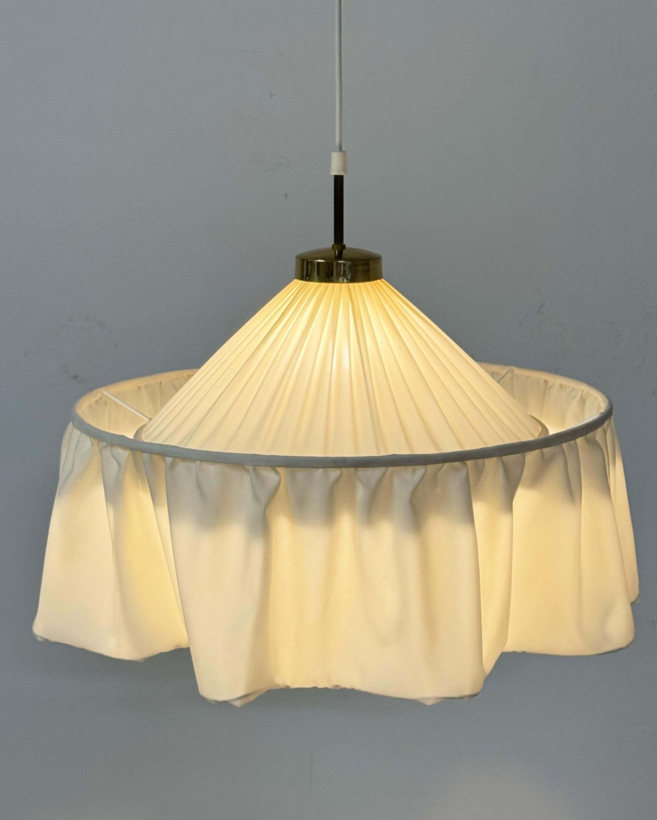 photo furniture Zeldzame Josef Frank crèmekleurige zijden hanglamp, ca. jaren 1950