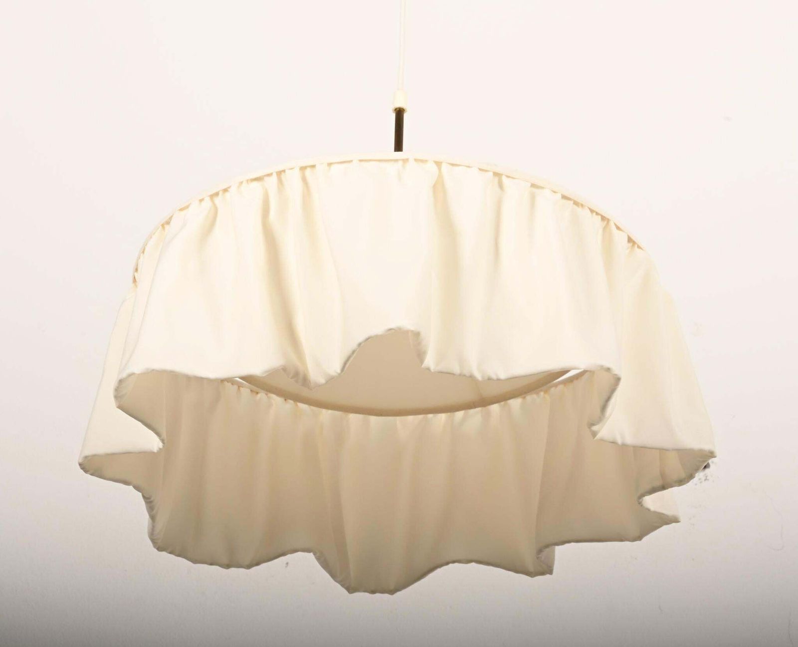 photo vinterior Zeldzame Josef Frank crèmekleurige zijden hanglamp, ca. jaren 1950