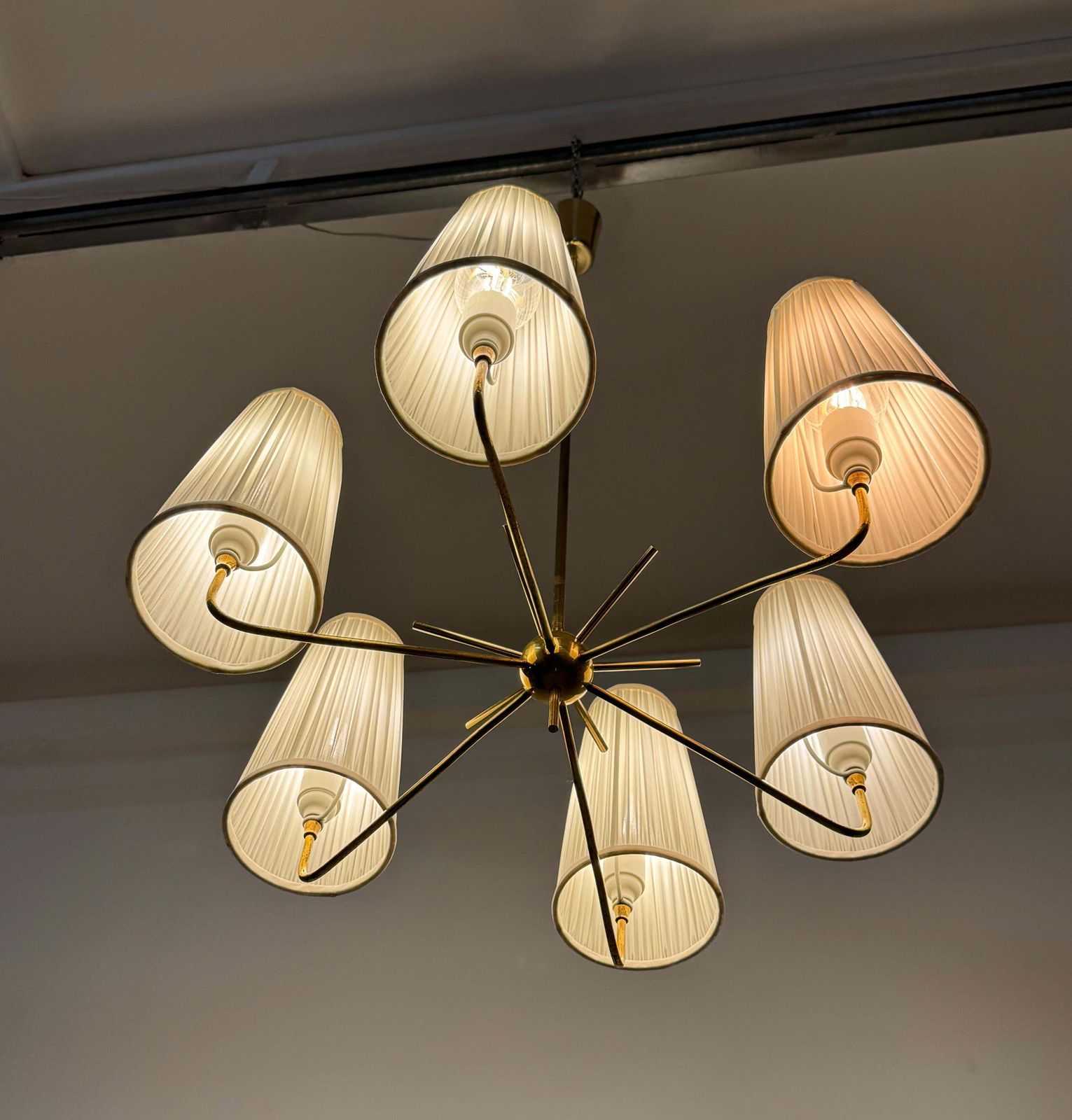 photo buy Mid-century messing kroonluchter van Rupert Nikoll met zijden kappen